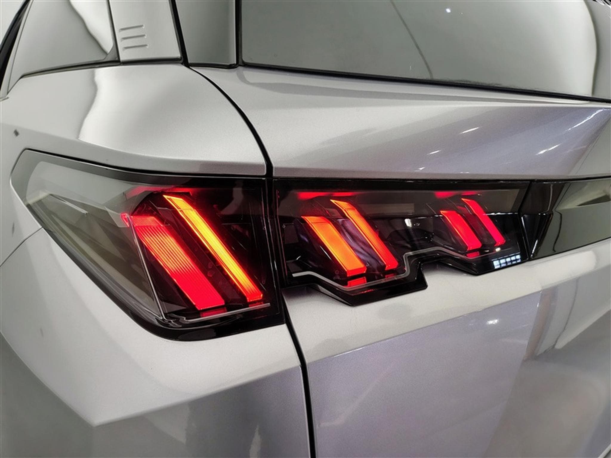 Peugeot 5008 1.2 HYBRID 136cv e-DSC6 Allure Pack 7pl. NAVI / CAMERA 360° (2025) - Photo 16