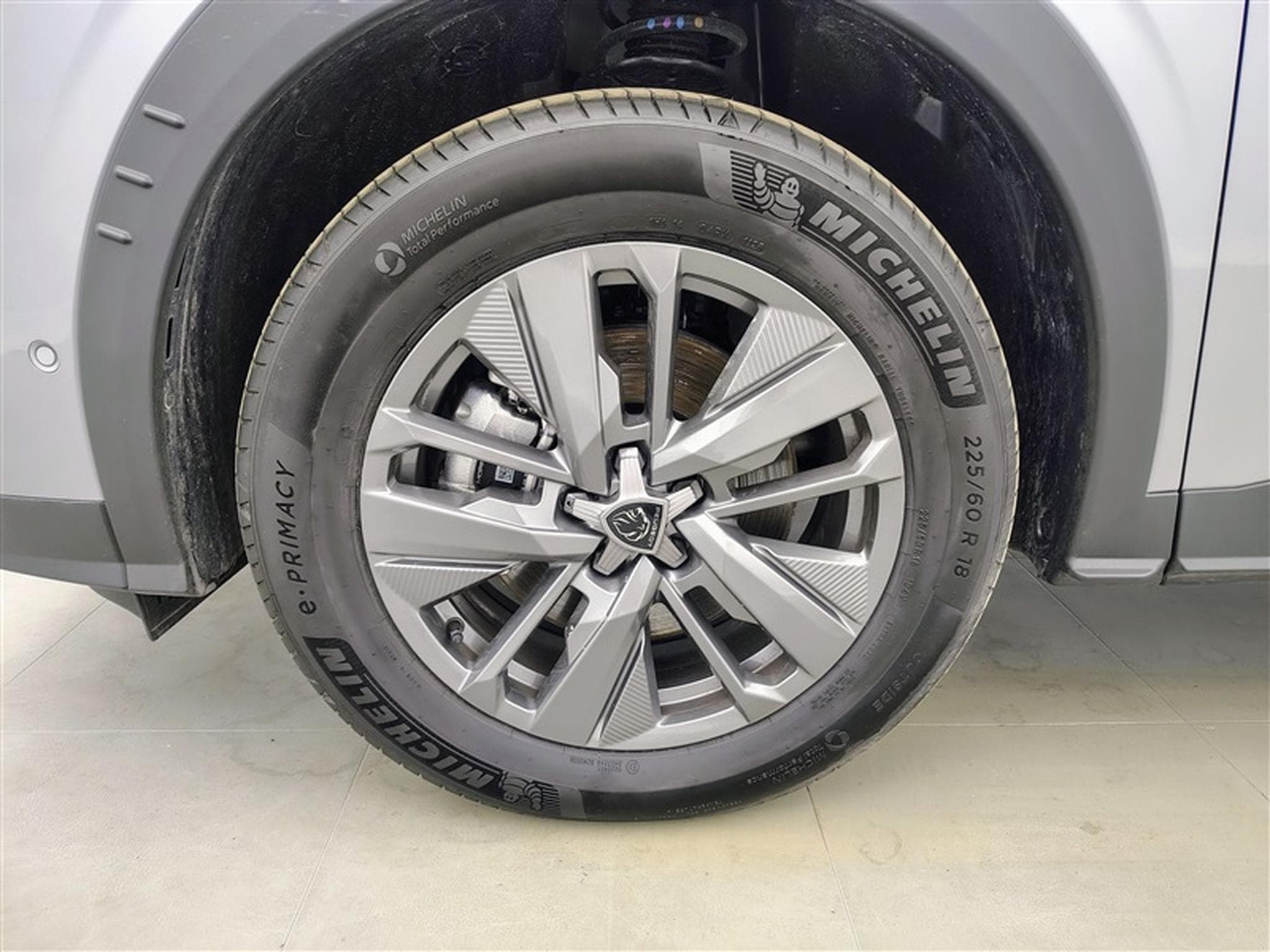 Peugeot 5008 1.2 HYBRID 136cv e-DSC6 Allure Pack 7pl. NAVI / CAMERA 360° (2025) - Photo 6