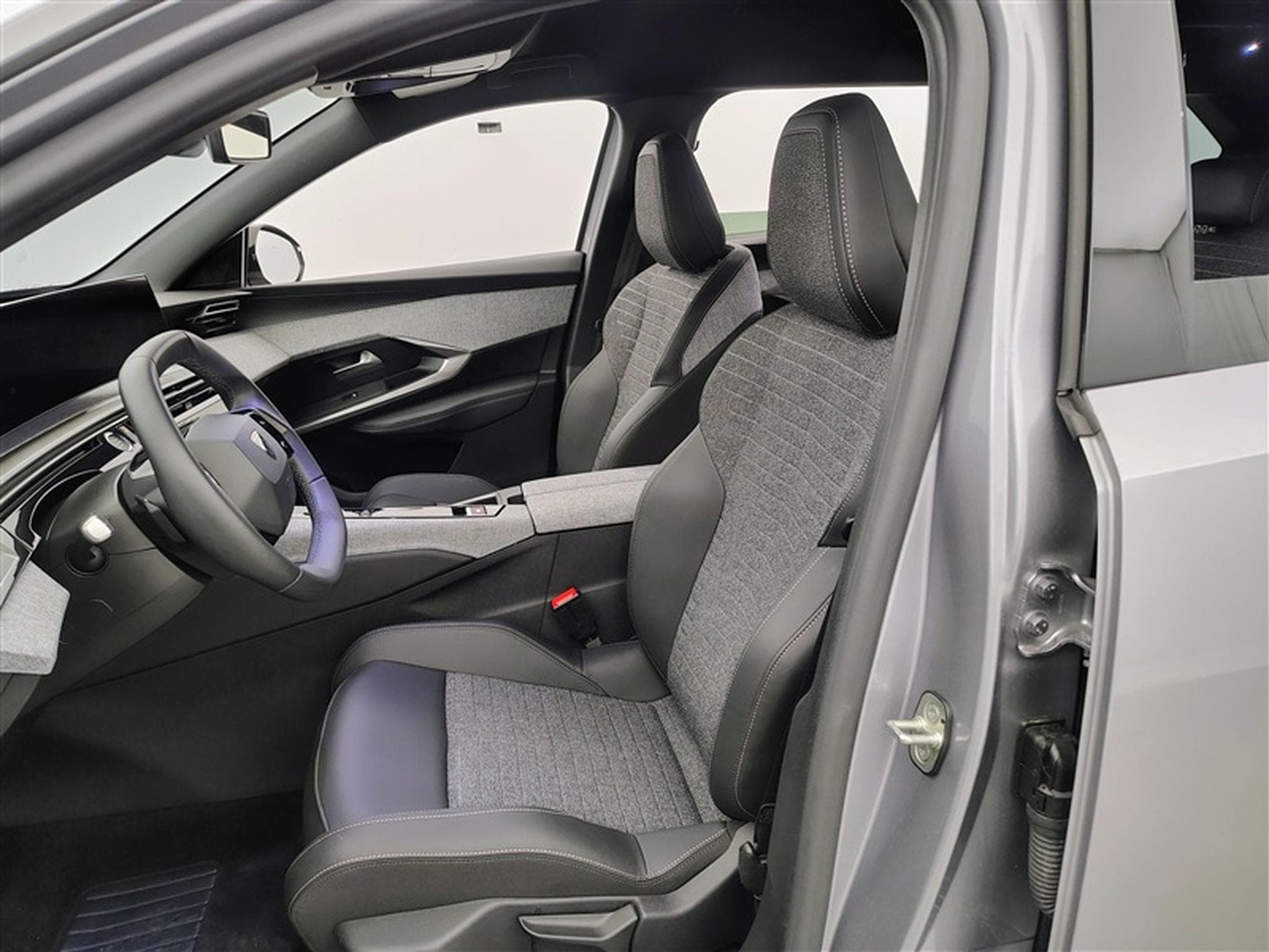 Peugeot 5008 1.2 HYBRID 136cv e-DSC6 Allure Pack 7pl. NAVI / CAMERA 360° (2025) - Photo 7