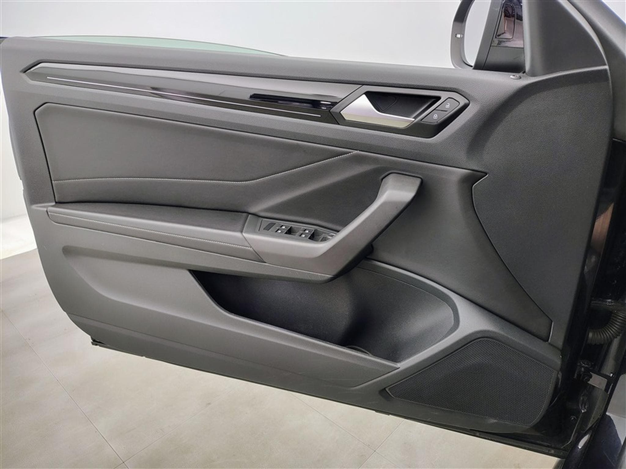 VW T-Roc Cabriolet 1.5 TSI 150cv DSG R-Line NAVI / FULL LED (2023) - Photo 17
