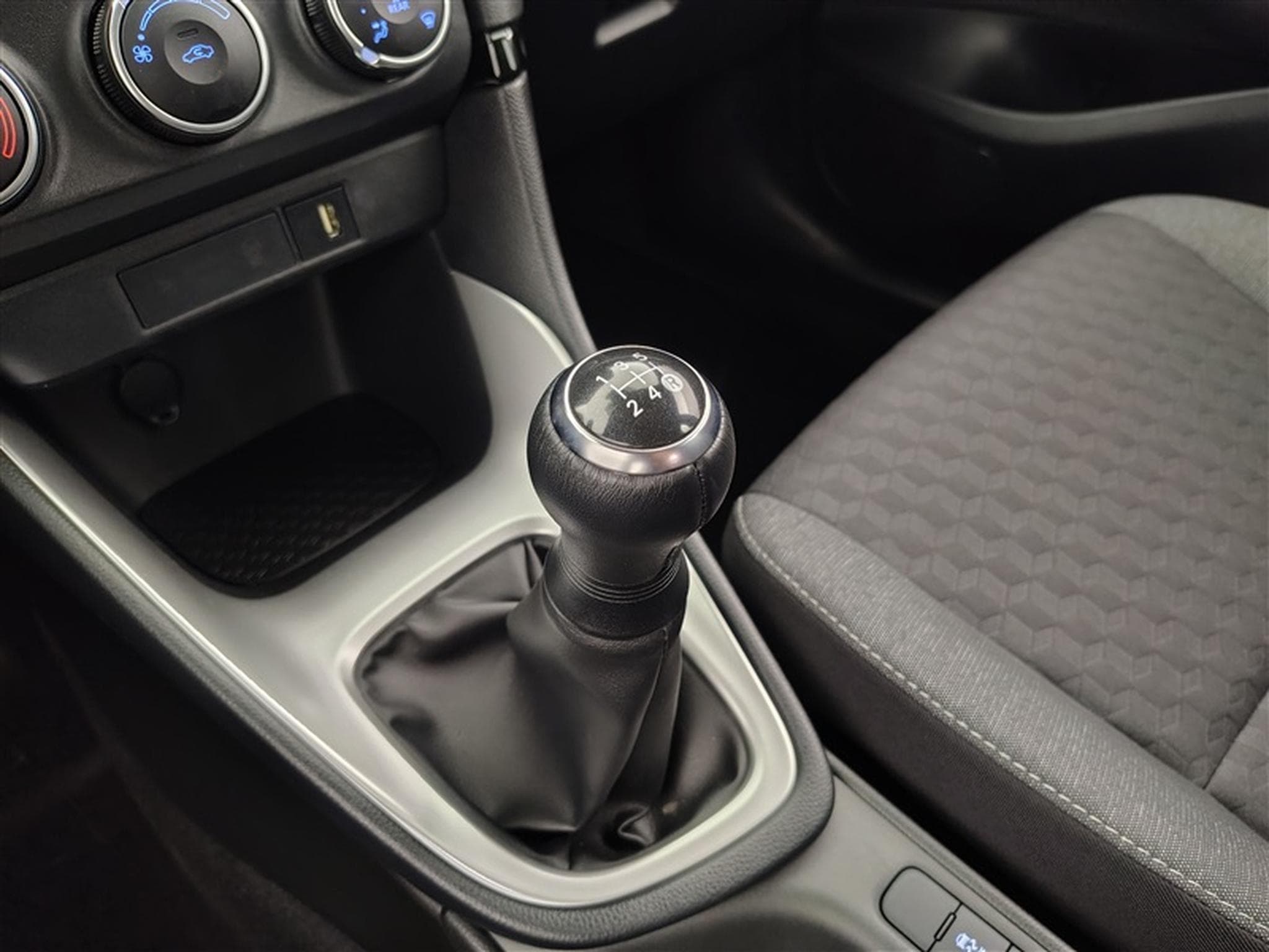 Toyota Yaris 1.0i VVT-i CARPLAY / CAMERA (2022) - Photo 12