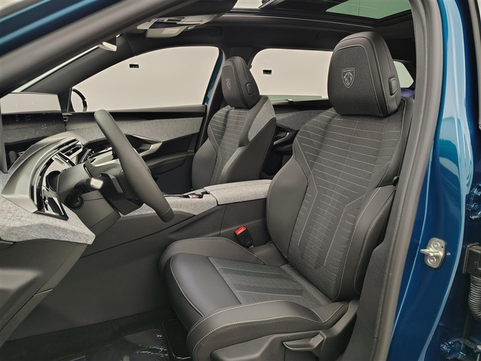 Peugeot 5008 1.2 HYBRID 145cv e-DSC6 GT 7pl. NAVI / FULL LED / PANO / CAM (2025) - Photo 7
