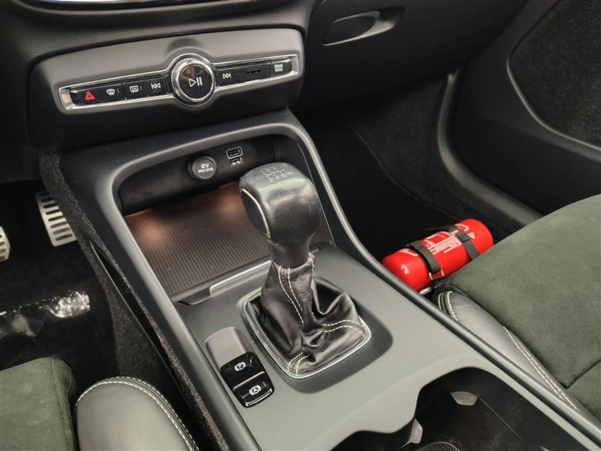 Volvo XC40 1.5 T3 R-Design NAVI / FULL LED / TOIT PANO /PDC AR / JA 18" (2019) - Photo 12
