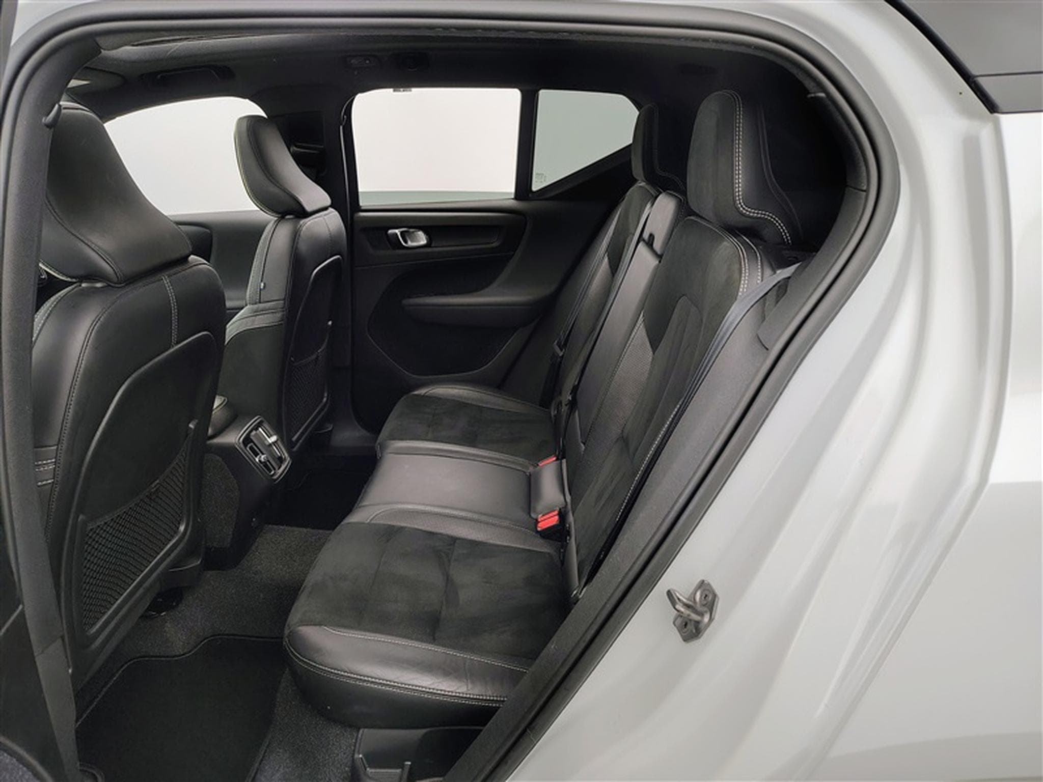 Volvo XC40 1.5 T3 R-Design NAVI / FULL LED / TOIT PANO /PDC AR / JA 18" (2019) - Photo 13