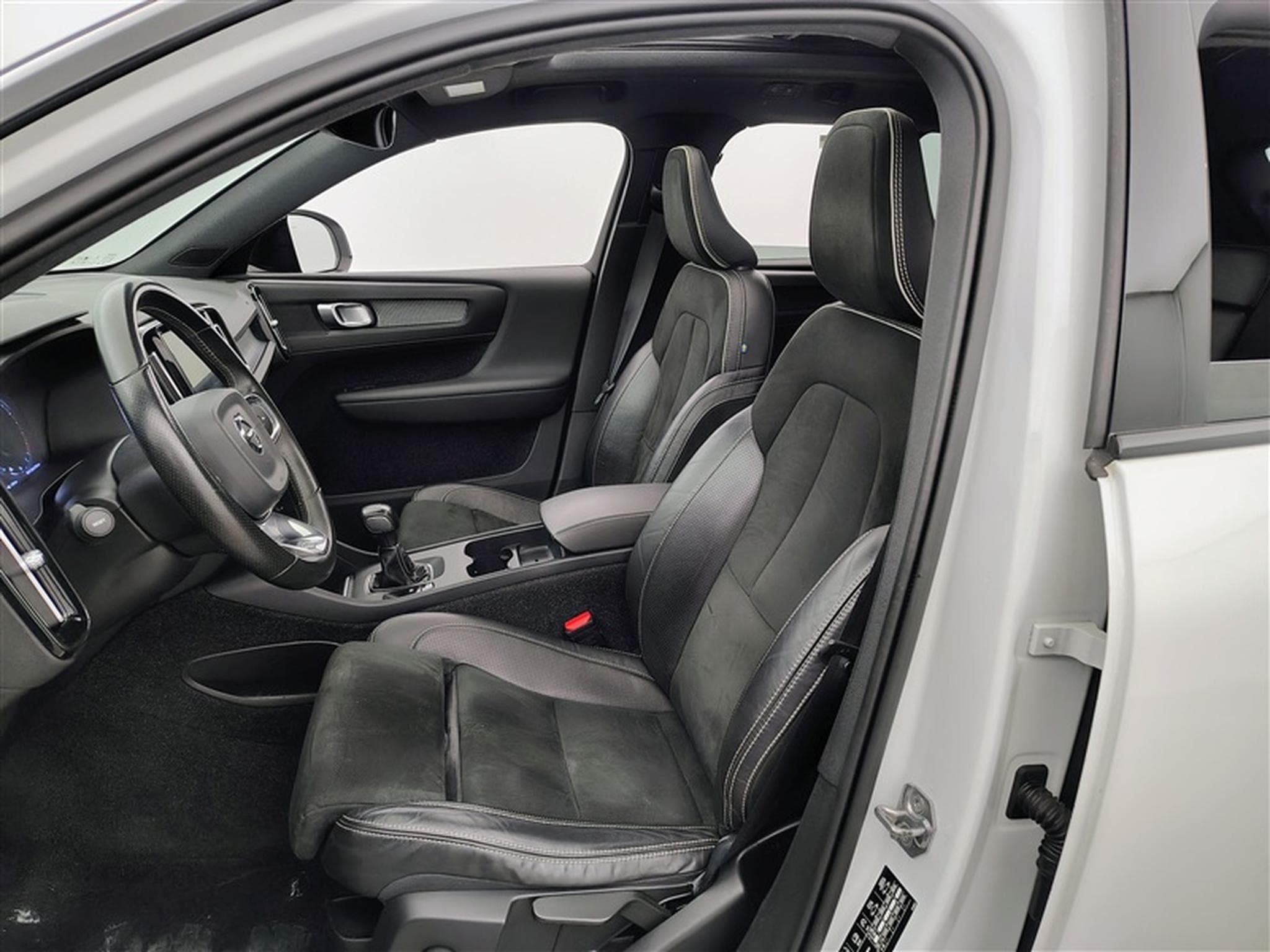 Volvo XC40 1.5 T3 R-Design NAVI / FULL LED / TOIT PANO /PDC AR / JA 18" (2019) - Photo 7