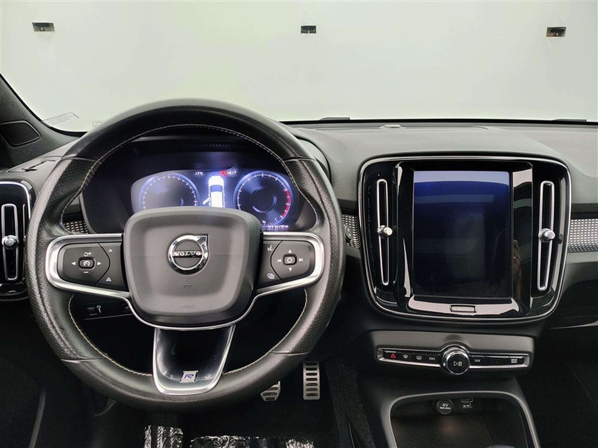 Volvo XC40 1.5 T3 R-Design NAVI / FULL LED / TOIT PANO /PDC AR / JA 18" (2019) - Photo 9
