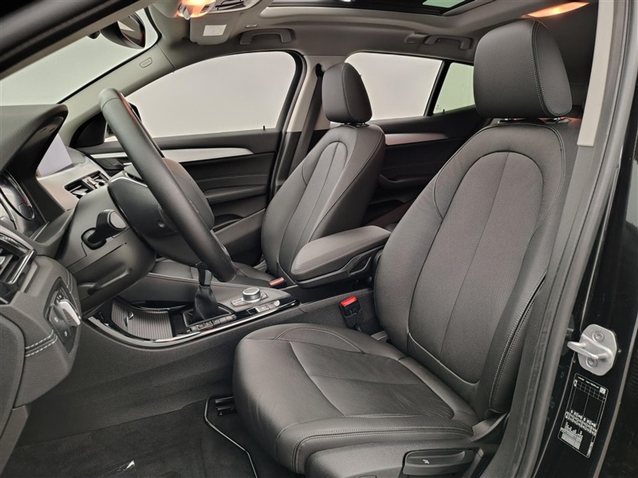 BMW X2 1.5i sDrive18 Business CUIR/NAVI/TO PANO/FULL LED/JA17 (2021) - Photo 7