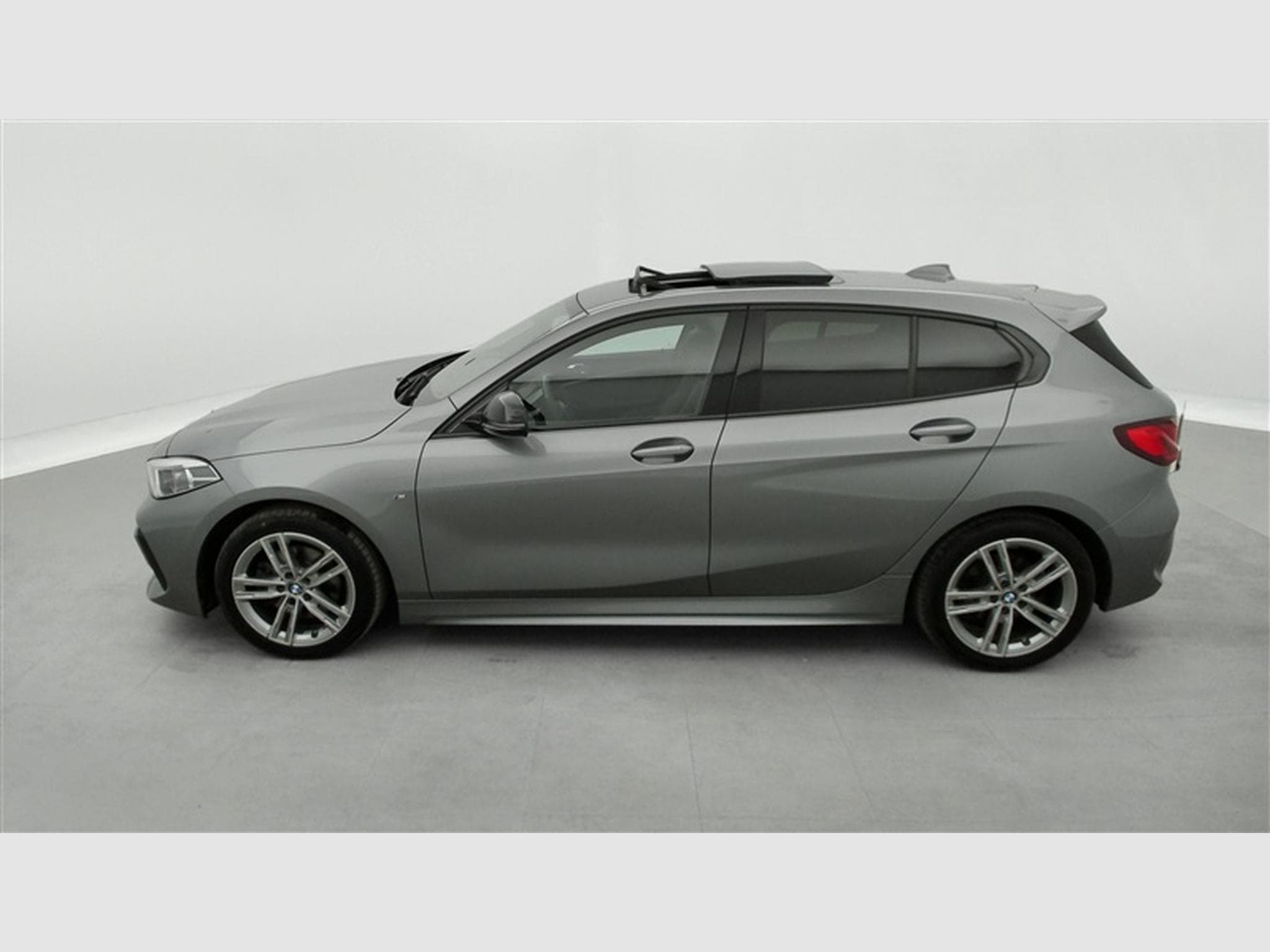 BMW 116 iA PACK M *NAVI/FULL LED/TOIT PANO/PDC AV ARR* (2023) - Photo 3