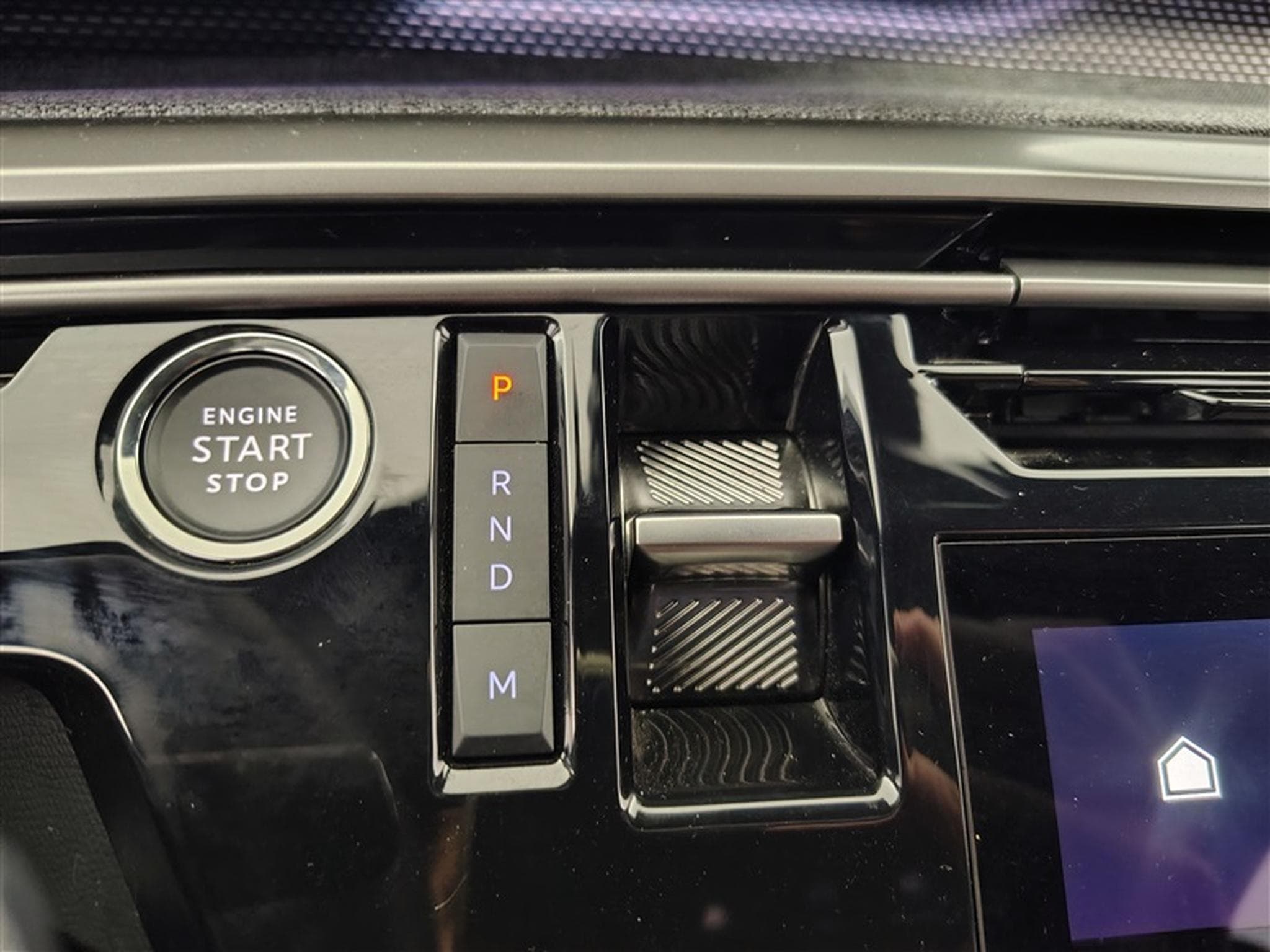 Peugeot 5008 1.2 Hybrid 145Cv e-DCS6 GT 7PL / NAVI / CARPLAY / CAMERA (2025) - Photo 12