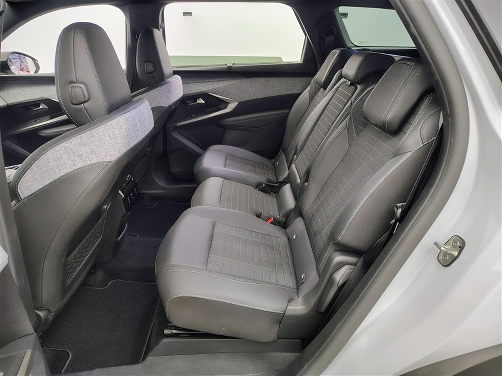 Peugeot 5008 1.2 Hybrid 145Cv e-DCS6 GT 7PL / NAVI / CARPLAY / CAMERA (2025) - Photo 13