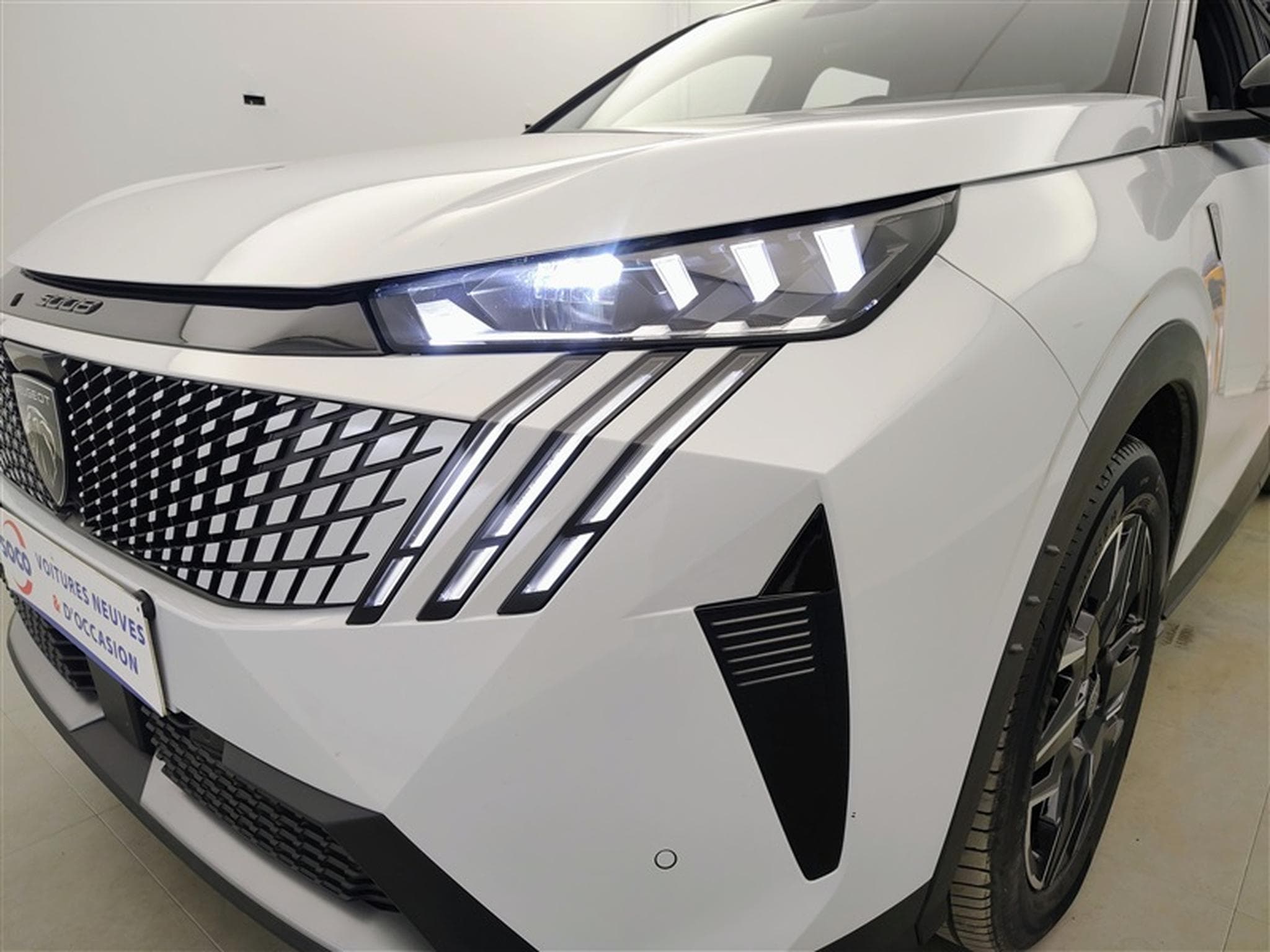 Peugeot 5008 1.2 Hybrid 145Cv e-DCS6 GT 7PL / NAVI / CARPLAY / CAMERA (2025) - Photo 15