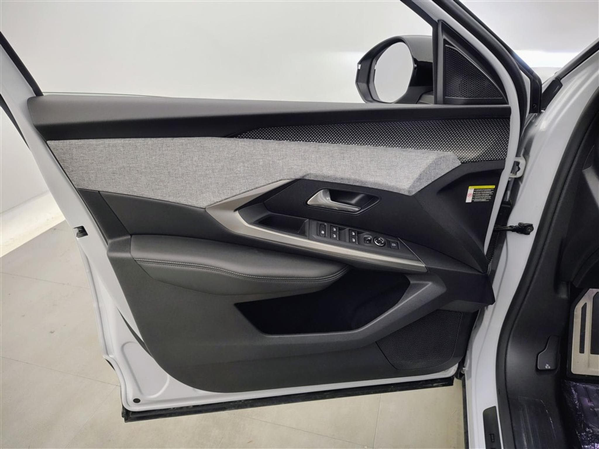 Peugeot 5008 1.2 Hybrid 145Cv e-DCS6 GT 7PL / NAVI / CARPLAY / CAMERA (2025) - Photo 17