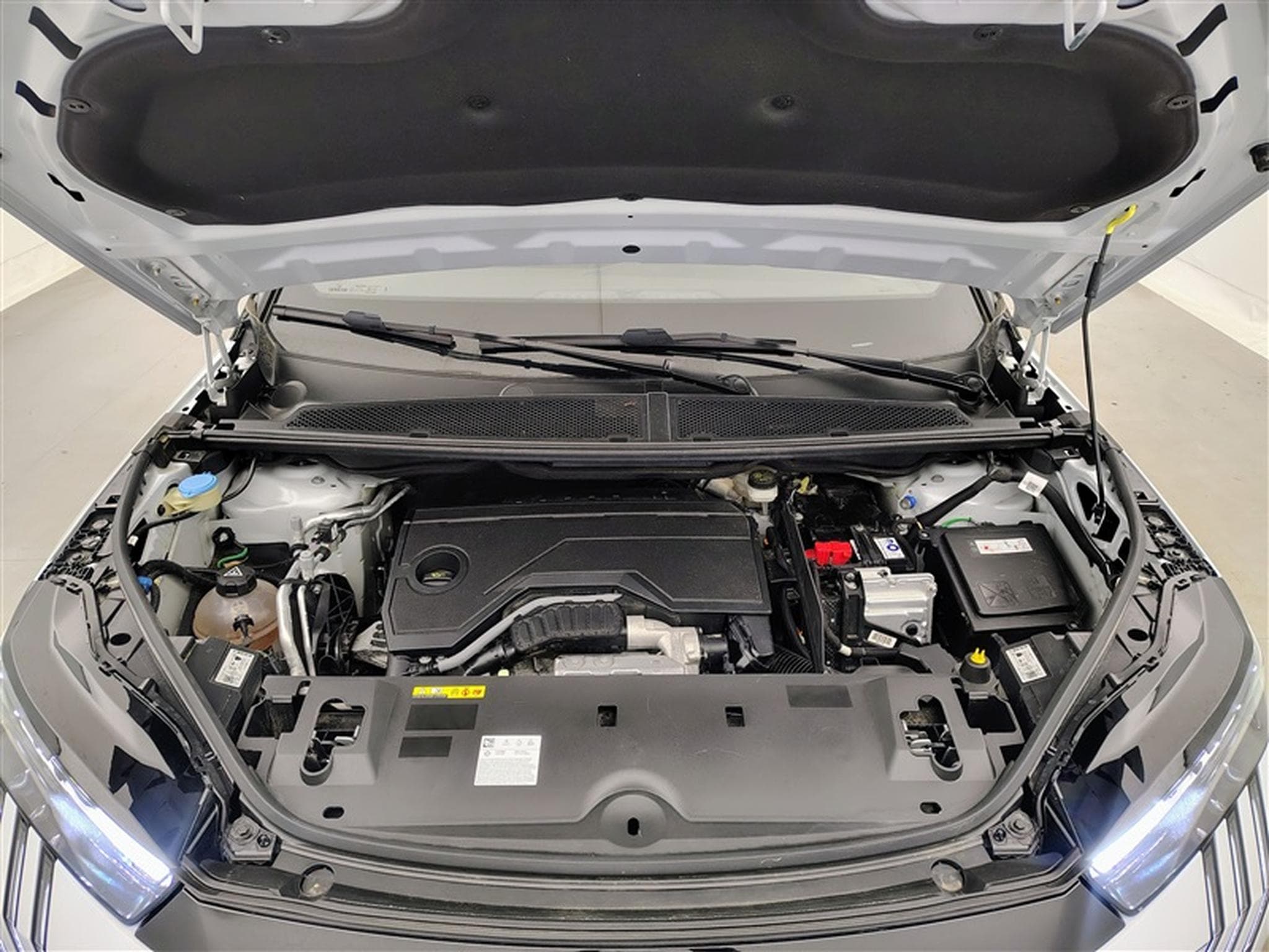 Peugeot 5008 1.2 Hybrid 145Cv e-DCS6 GT 7PL / NAVI / CARPLAY / CAMERA (2025) - Photo 21