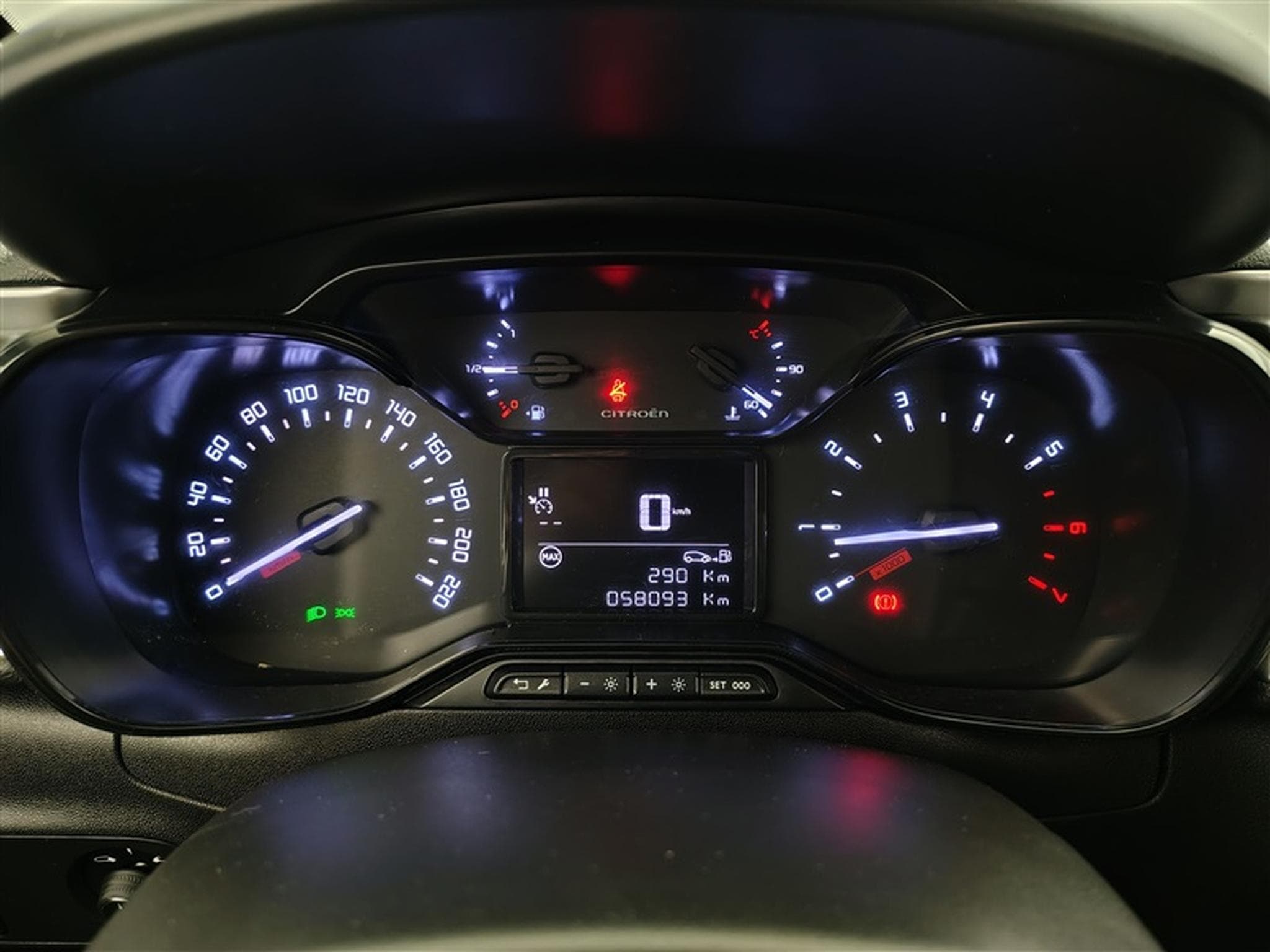 Citroen C3 1.2i PureTech Shine CARPLAY / FULL LED / JA 16" (2023) - Photo 10