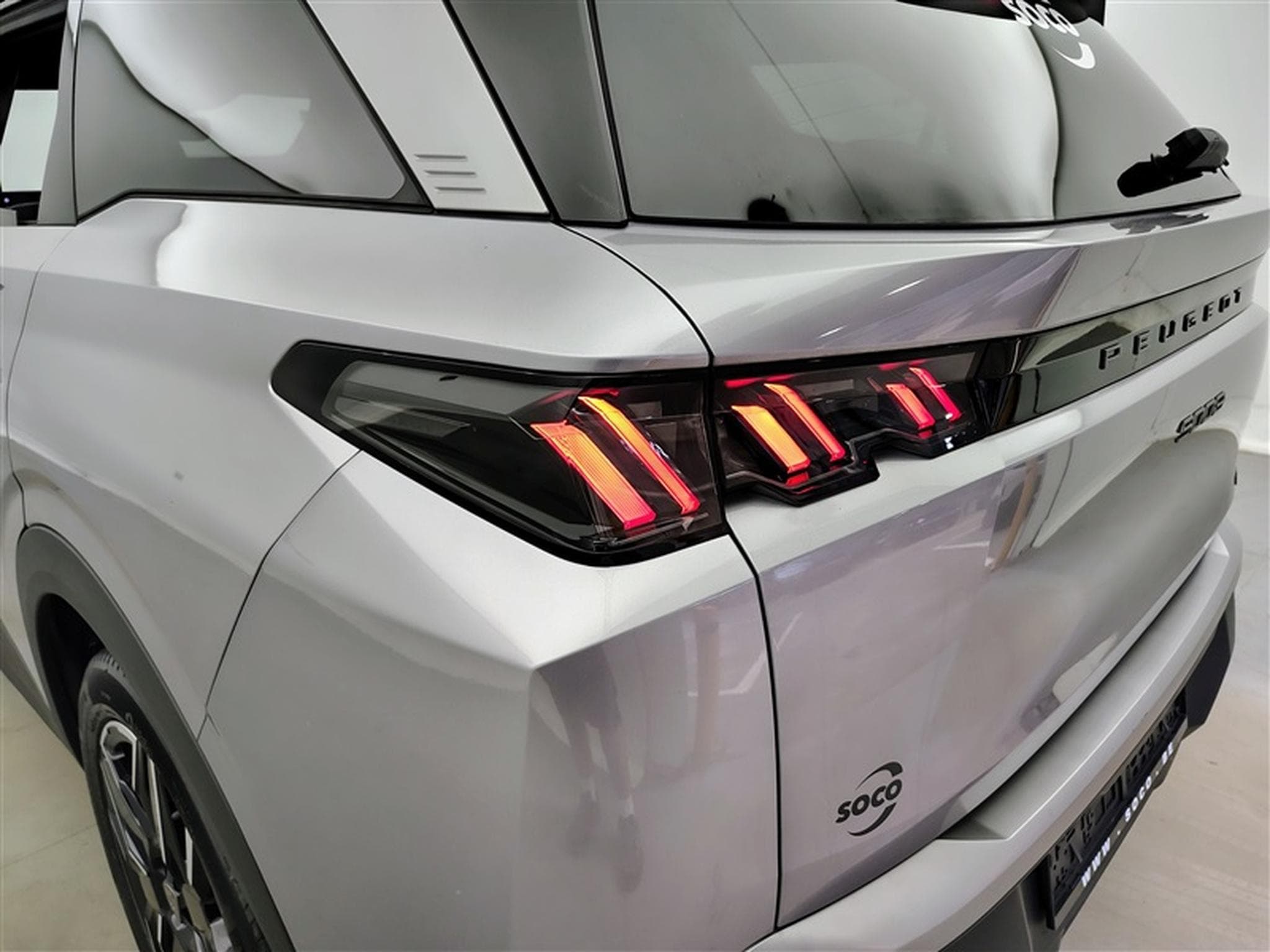 Peugeot 5008 1.2 HYBRID 145cv e-DSC6 Allure 7PL (2025) - Photo 16