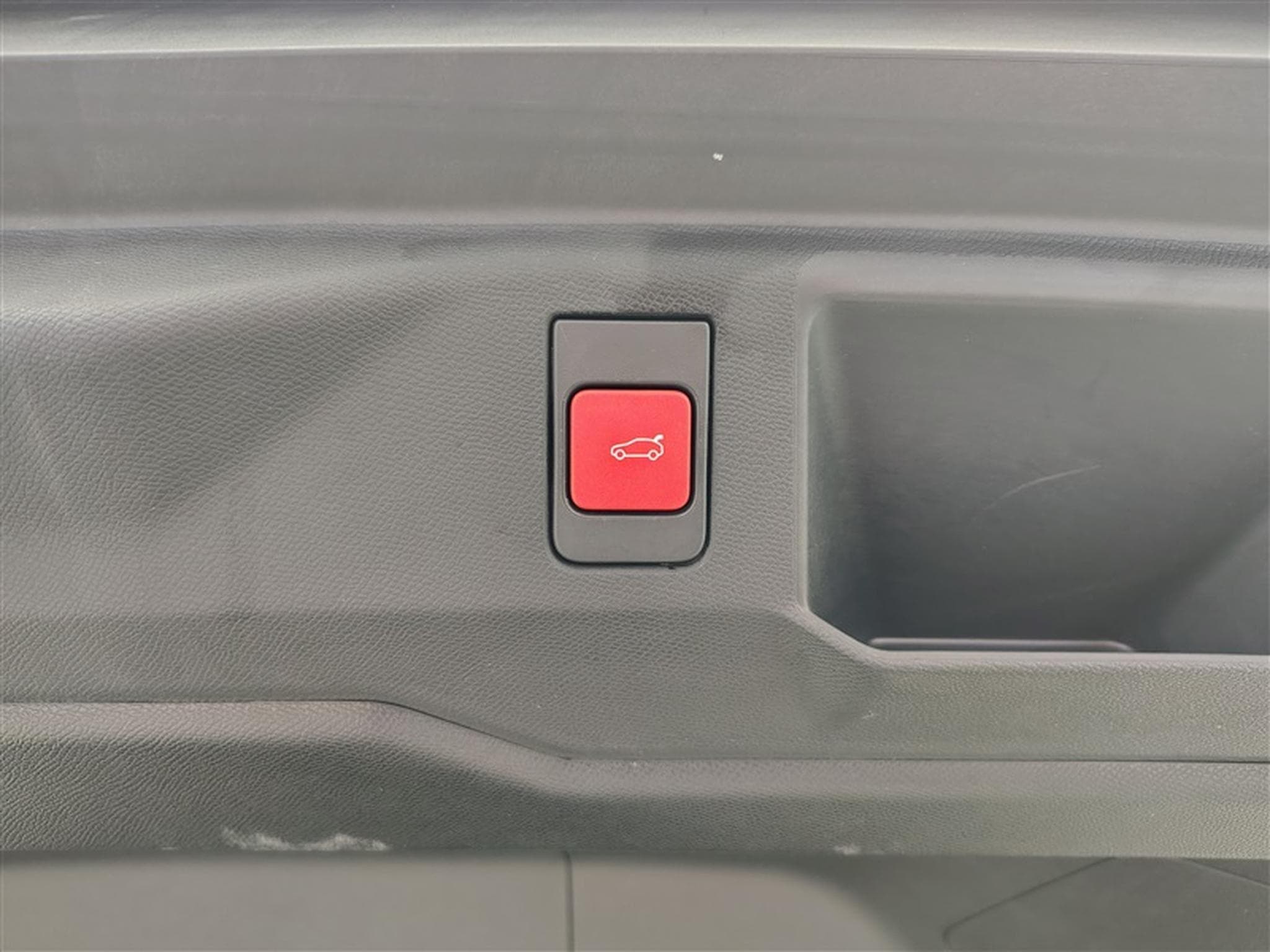 Peugeot 5008 1.2 Hybrid 145Cv e-DCS6 GT 7PL / NAVI / CARPLAY / CAMERA (2025) - Photo 20