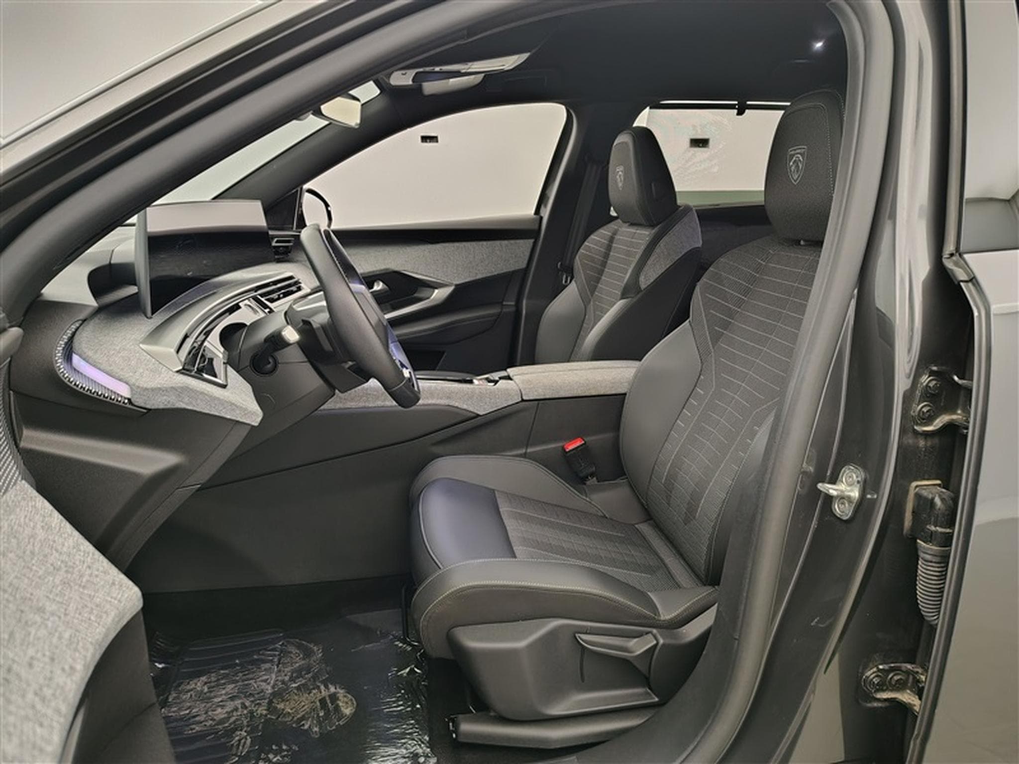 Peugeot 5008 1.2 Hybrid 145Cv e-DCS6 GT 7PL / NAVI / CARPLAY / CAMERA (2025) - Photo 7