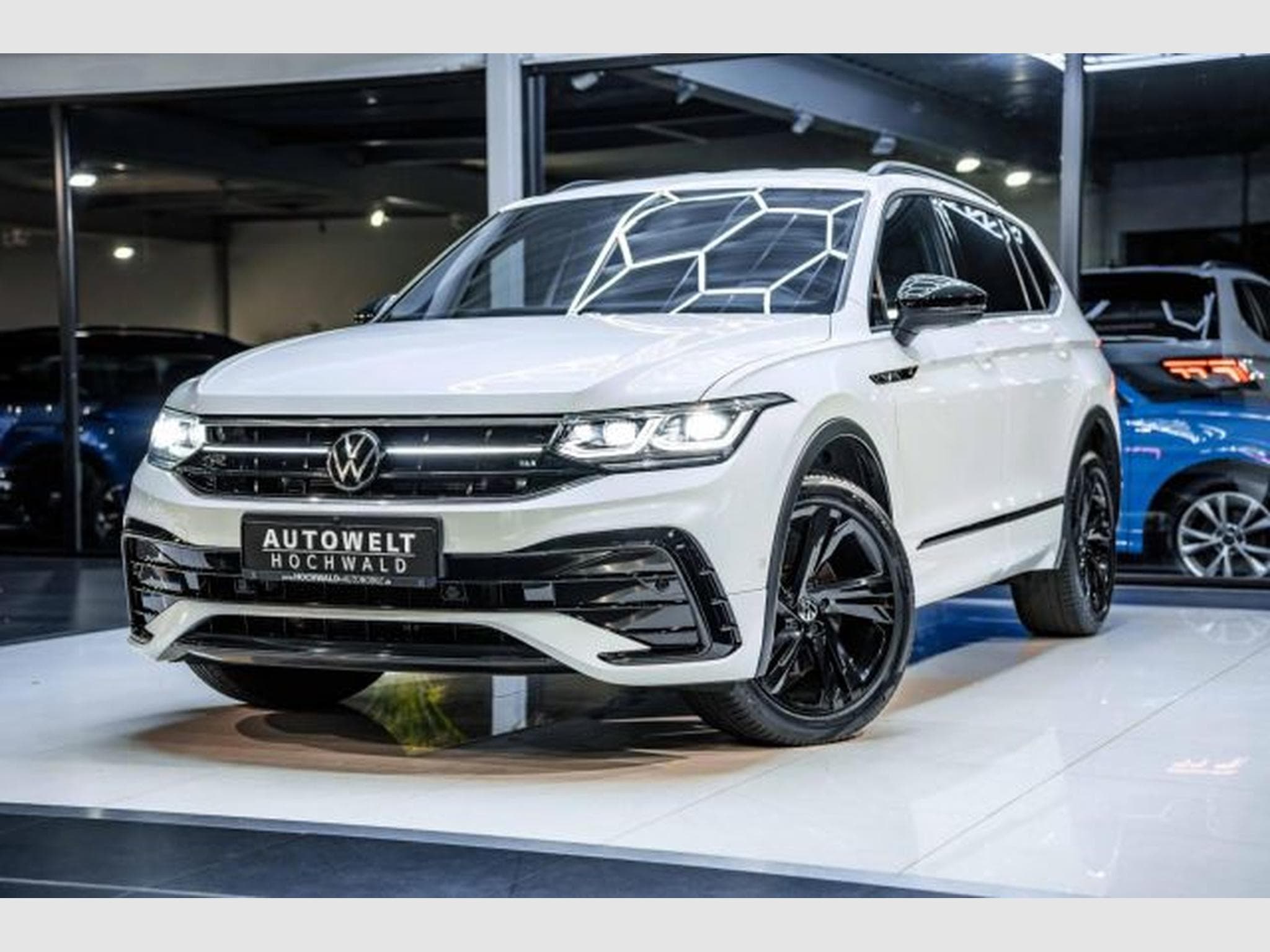 VW Tiguan Tiguan Allspace R-Line 4M 7-Sitze STHZG AHK H&amp;K (2023) - Photo 2