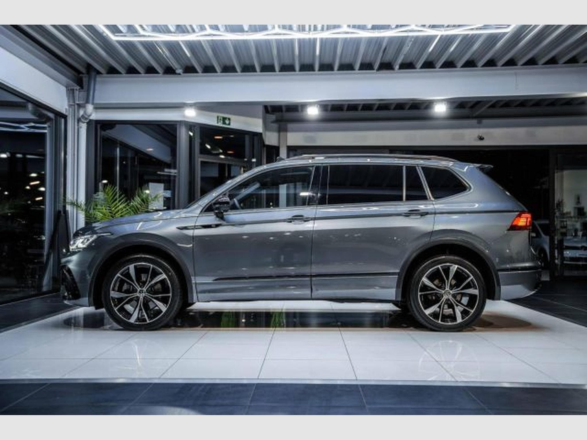 VW Tiguan Tiguan Allspace R-Line 4Mo. PANO 7-Sitz AHK H&amp;K (2022) - Photo 10