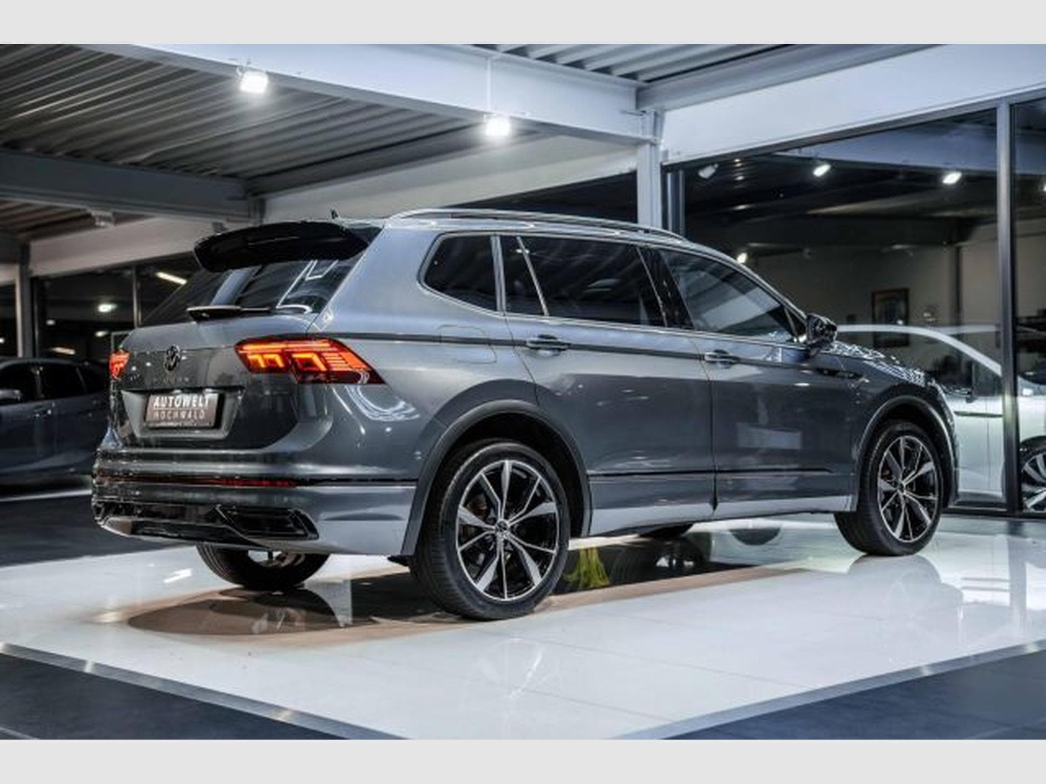 VW Tiguan Tiguan Allspace R-Line 4Mo. PANO 7-Sitz AHK H&amp;K (2022) - Photo 13