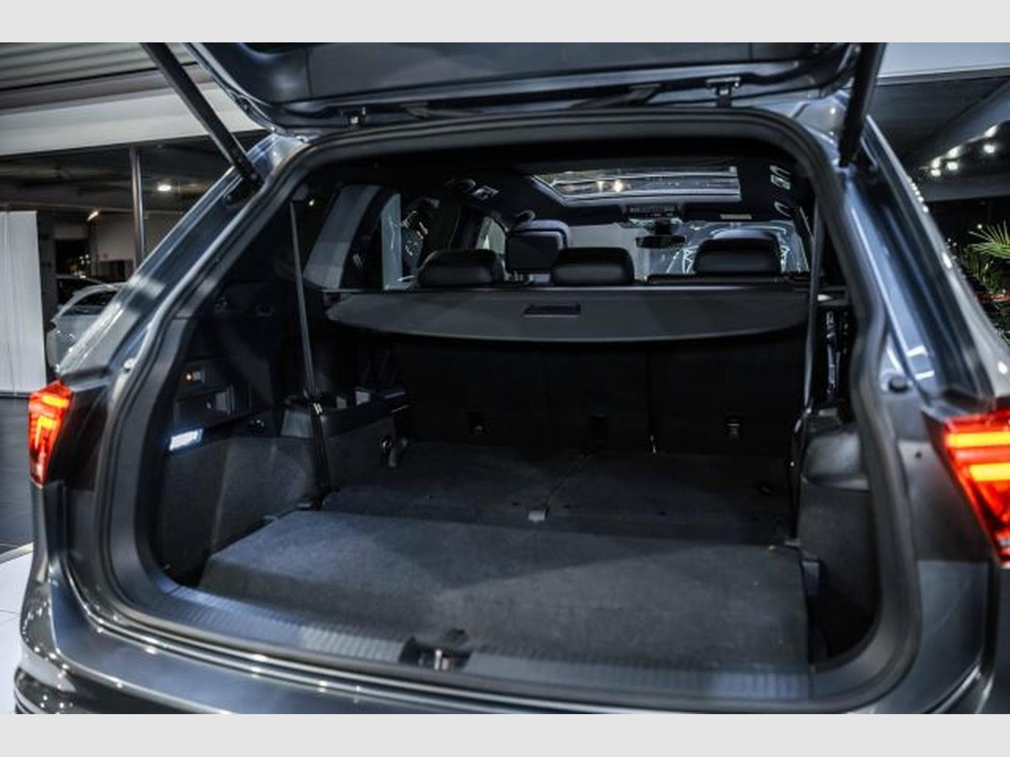 VW Tiguan Tiguan Allspace R-Line 4Mo. PANO 7-Sitz AHK H&amp;K (2022) - Photo 15