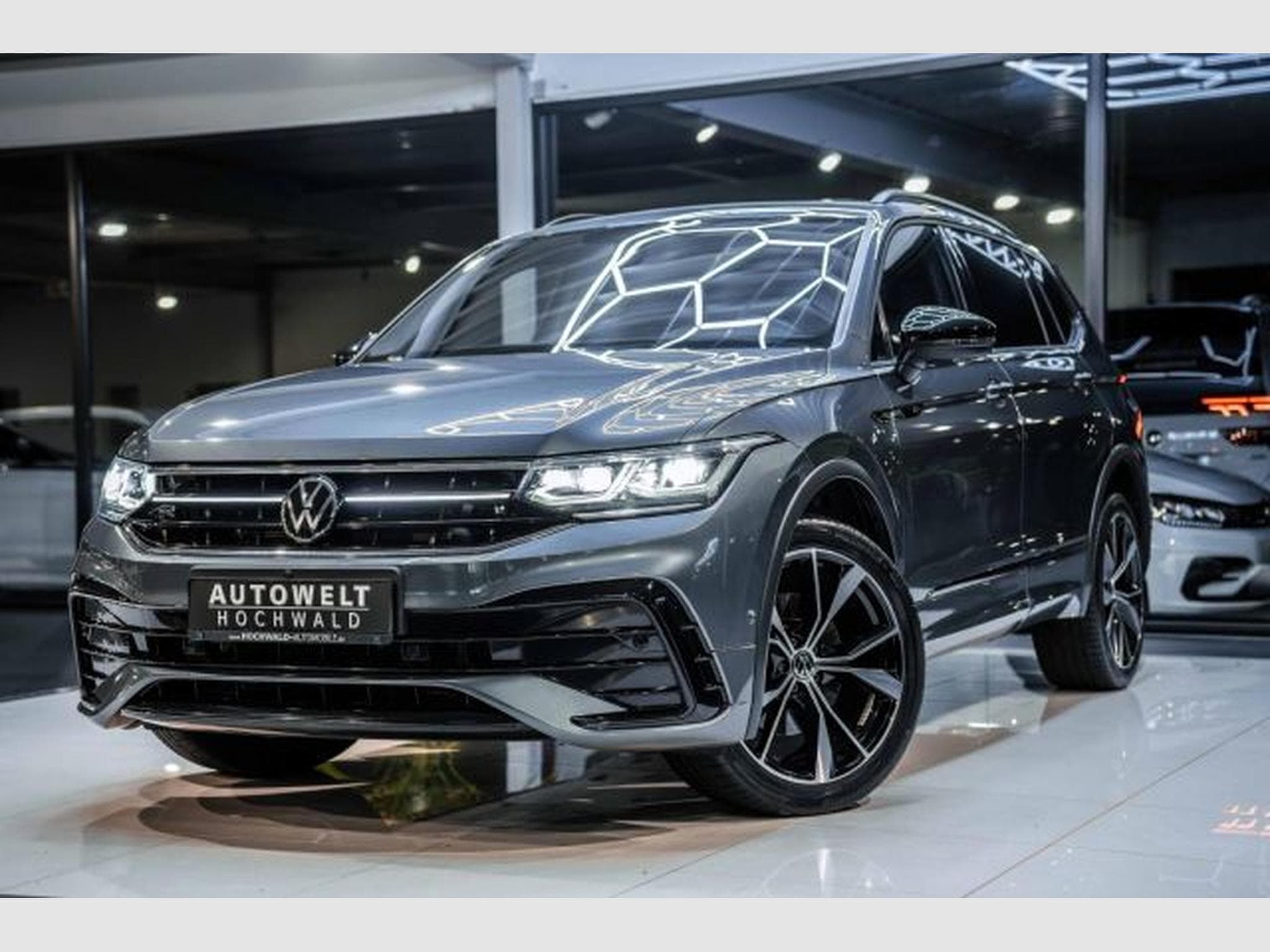 VW Tiguan Tiguan Allspace R-Line 4Mo. PANO 7-Sitz AHK H&amp;K (2022) - Photo 2