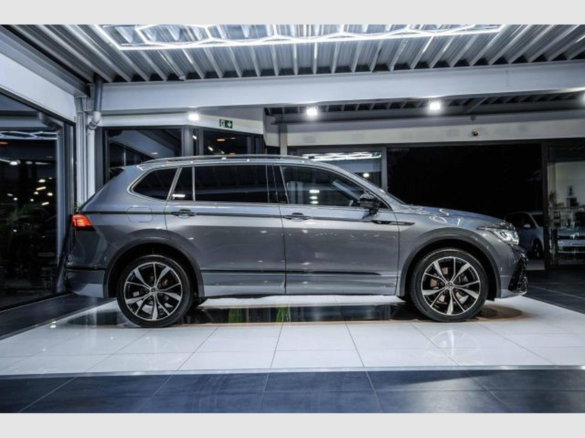 VW Tiguan Tiguan Allspace R-Line 4Mo. PANO 7-Sitz AHK H&amp;K (2022) - Photo 7