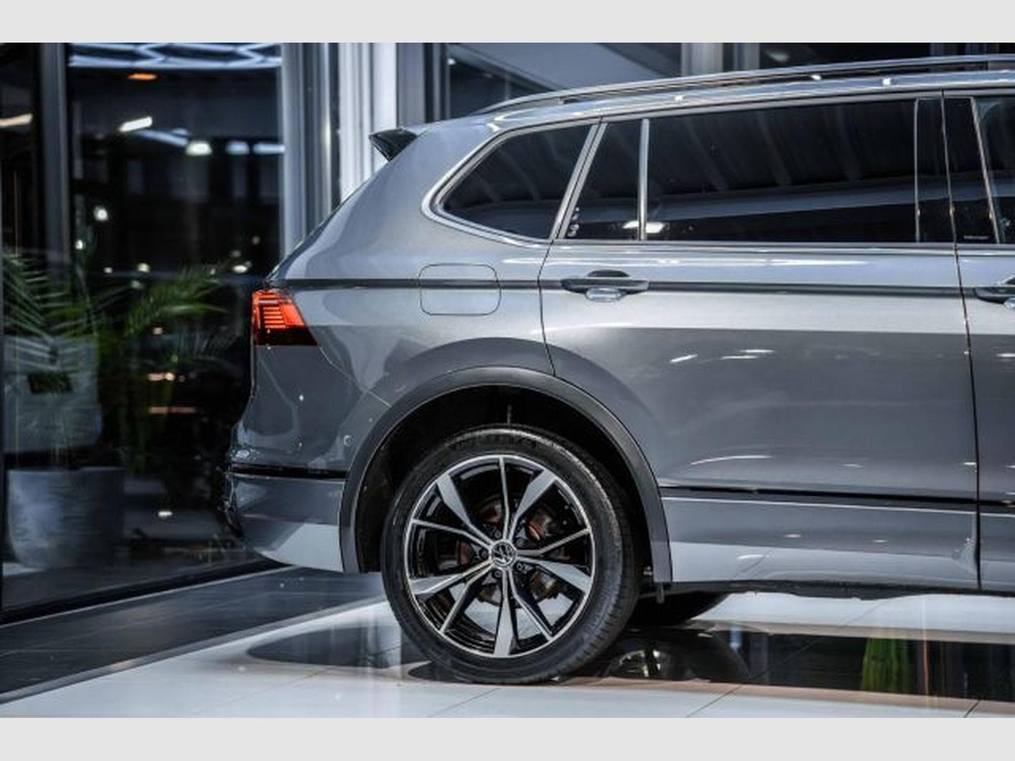 VW Tiguan Tiguan Allspace R-Line 4Mo. PANO 7-Sitz AHK H&amp;K (2022) - Photo 8
