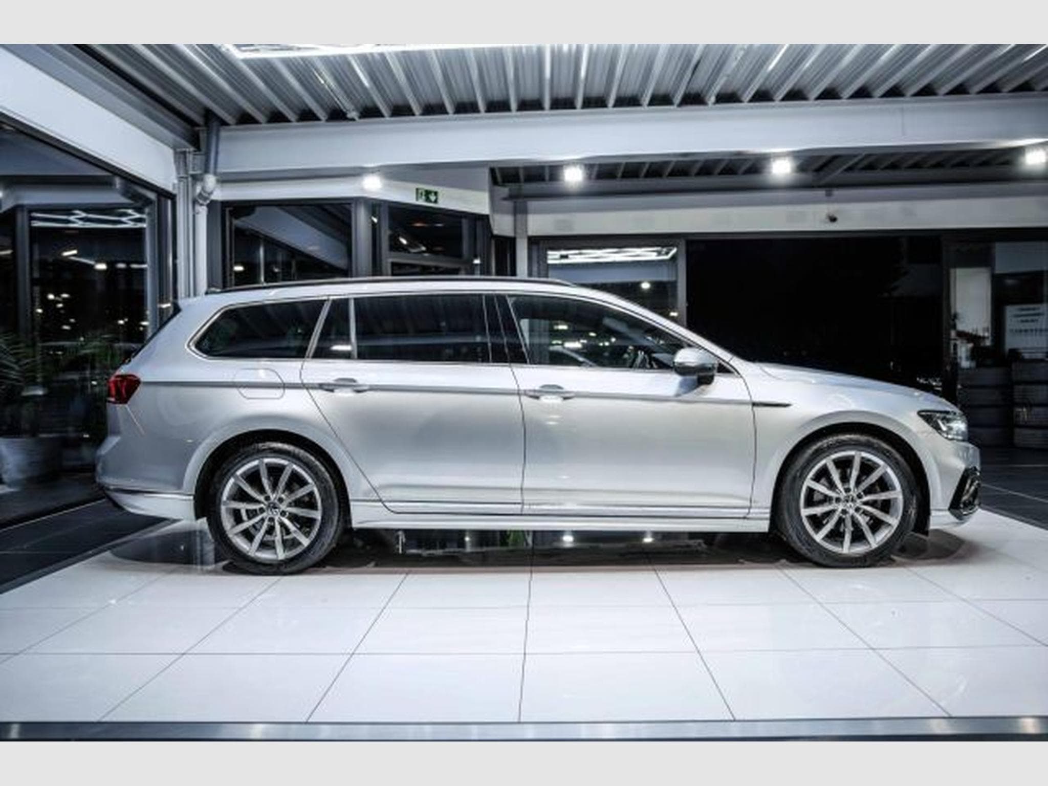 VW Passat Passat 2.0 TDI DSG 2x R-Line NAVI AHK LED RFK (2023) - Photo 7