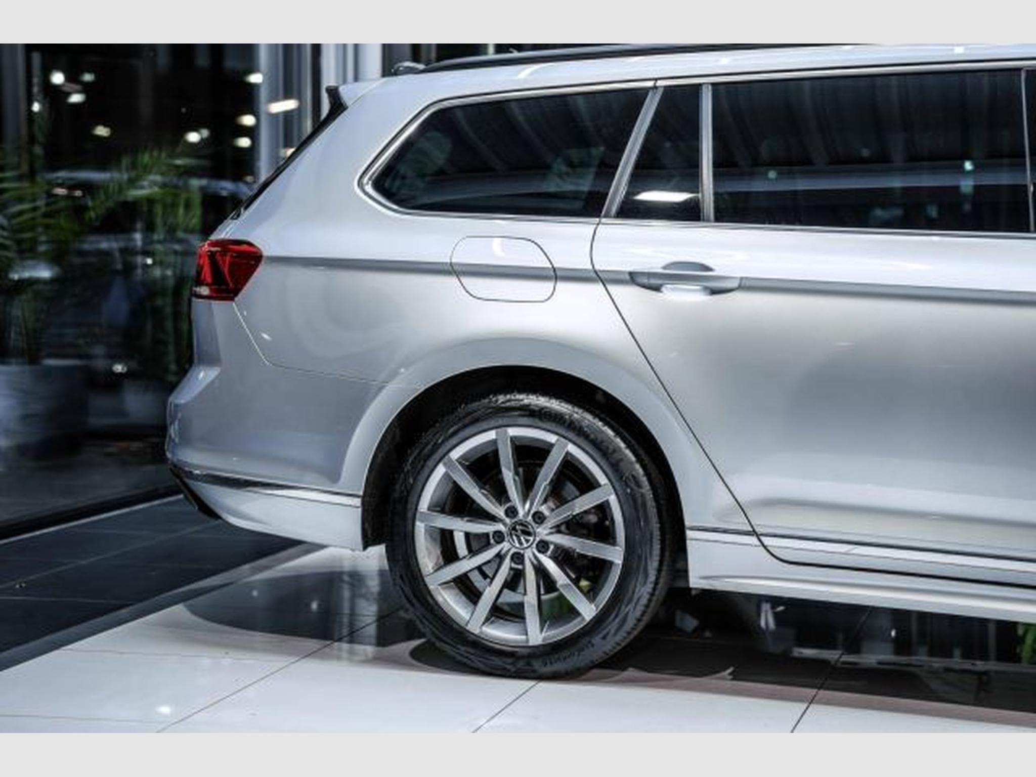 VW Passat Passat 2.0 TDI DSG 2x R-Line NAVI AHK LED RFK (2023) - Photo 8
