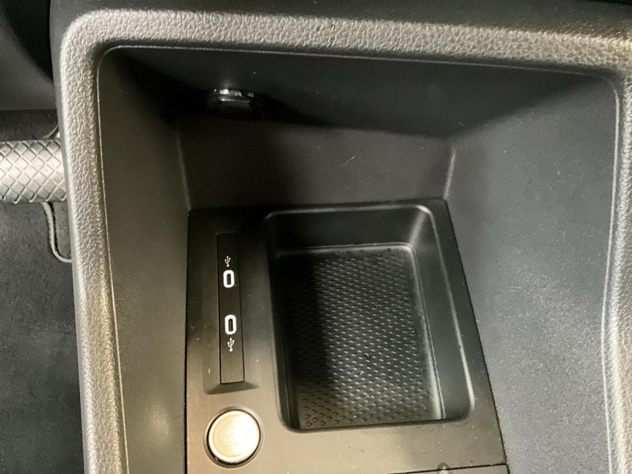 VW Caddy Maxi+DSG+Navi+LM16+DAB+ (2024) - Photo 19