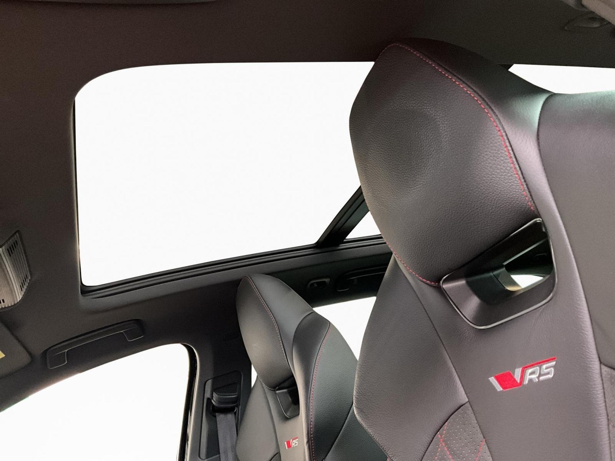 Skoda Octavia RS+DSG+LED+NAVI+DAB+LM19+Pano+360° (2025) - Photo 15
