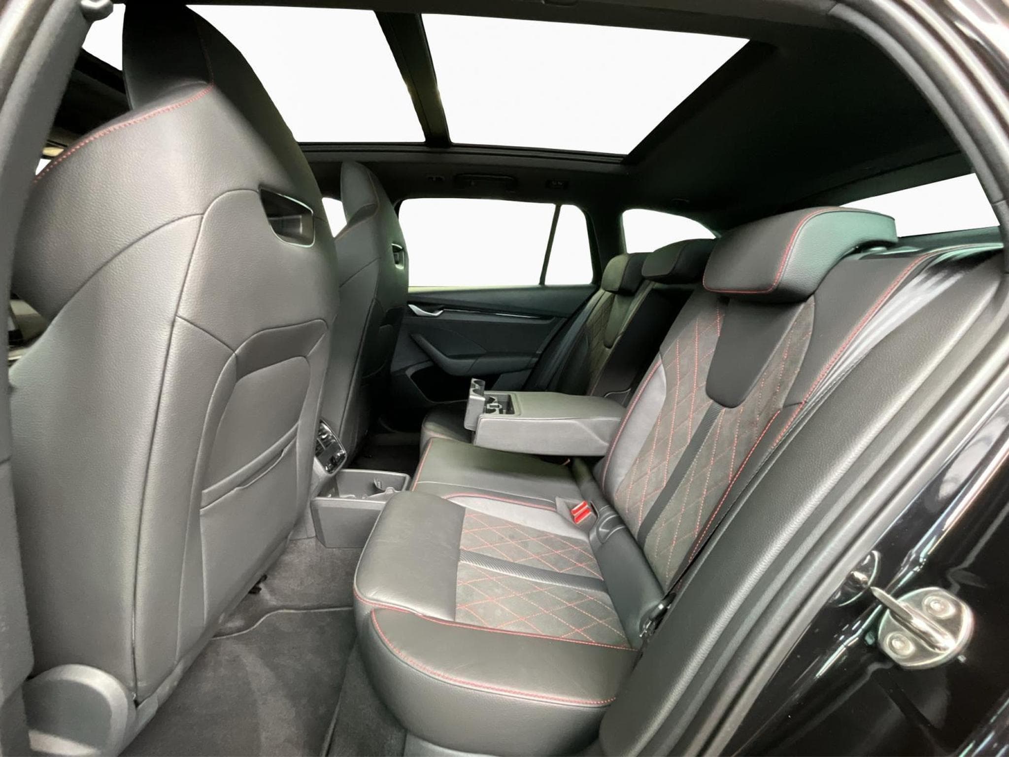 Skoda Octavia RS+DSG+LED+NAVI+DAB+LM19+Pano+360° (2025) - Photo 16