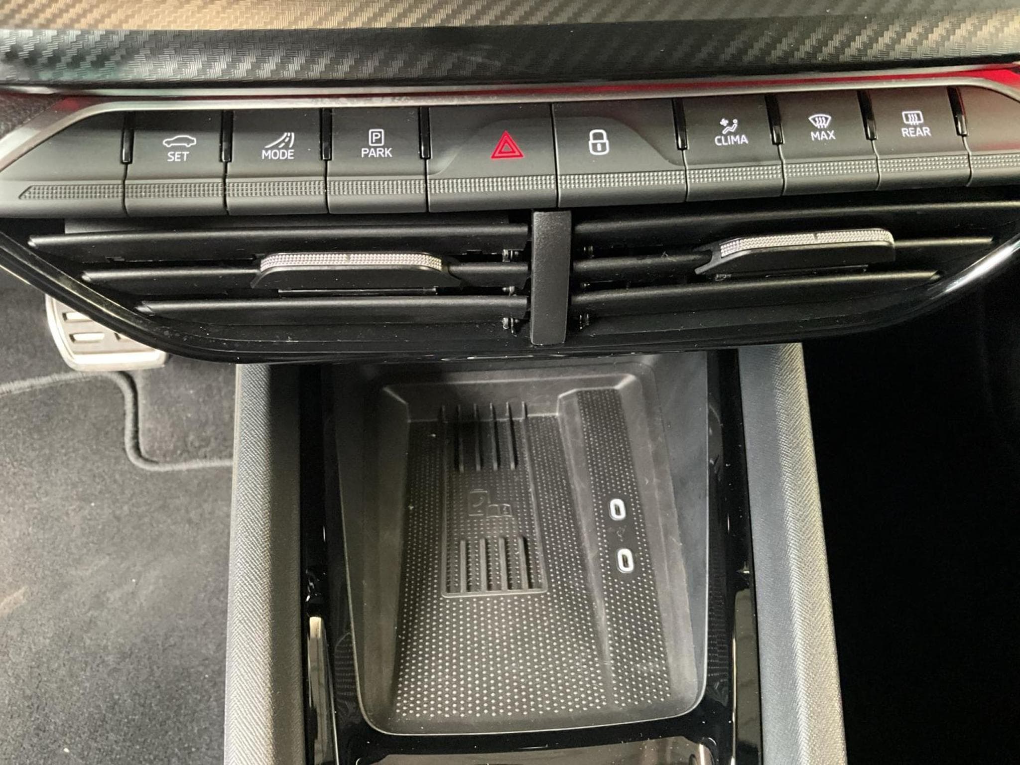 Skoda Octavia RS+DSG+LED+NAVI+DAB+LM19+Pano+360° (2025) - Photo 21