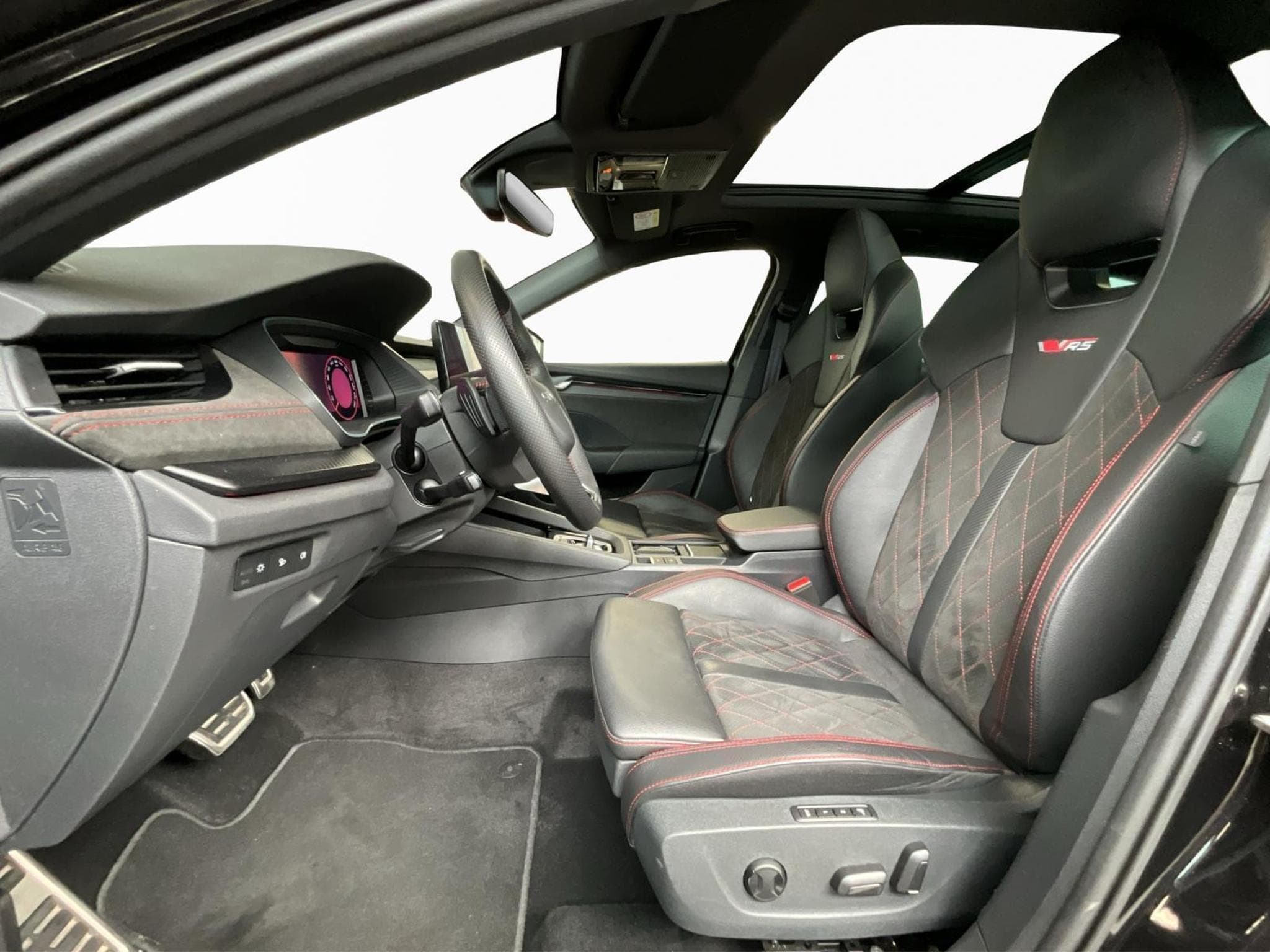 Skoda Octavia RS+DSG+LED+NAVI+DAB+LM19+Pano+360° (2025) - Photo 9