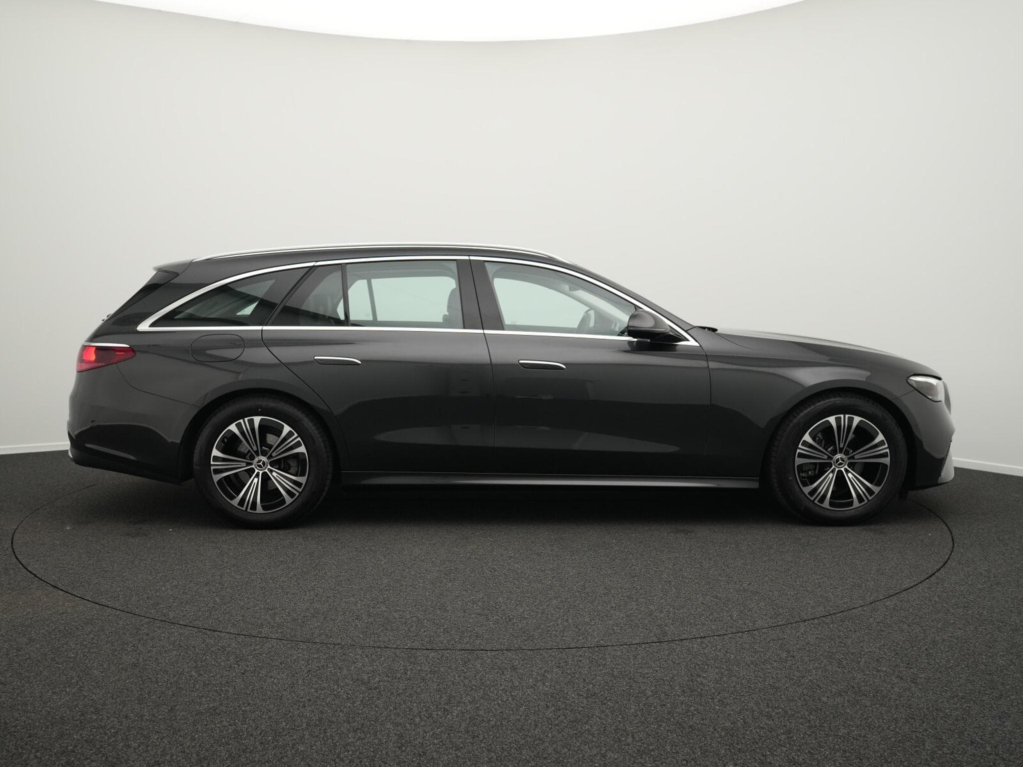 Mercedes E 220 d T Avantgarde LED+Kamera+AHK+Apple (2025) - Photo 5