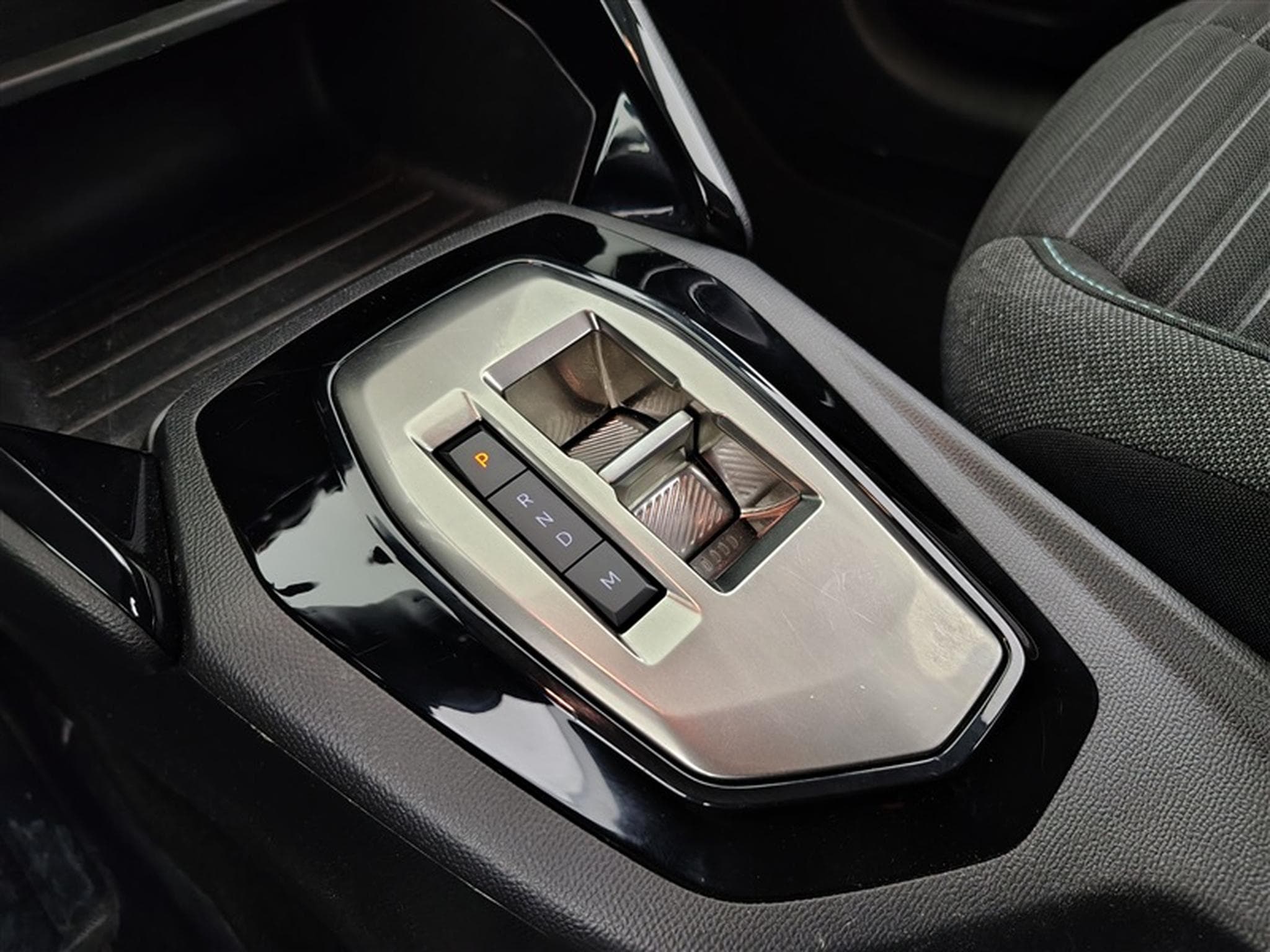 Peugeot 208 1.2i PureTech 100Cv EAT8 Style NAVI / FULL LED / PDC (2023) - Photo 12