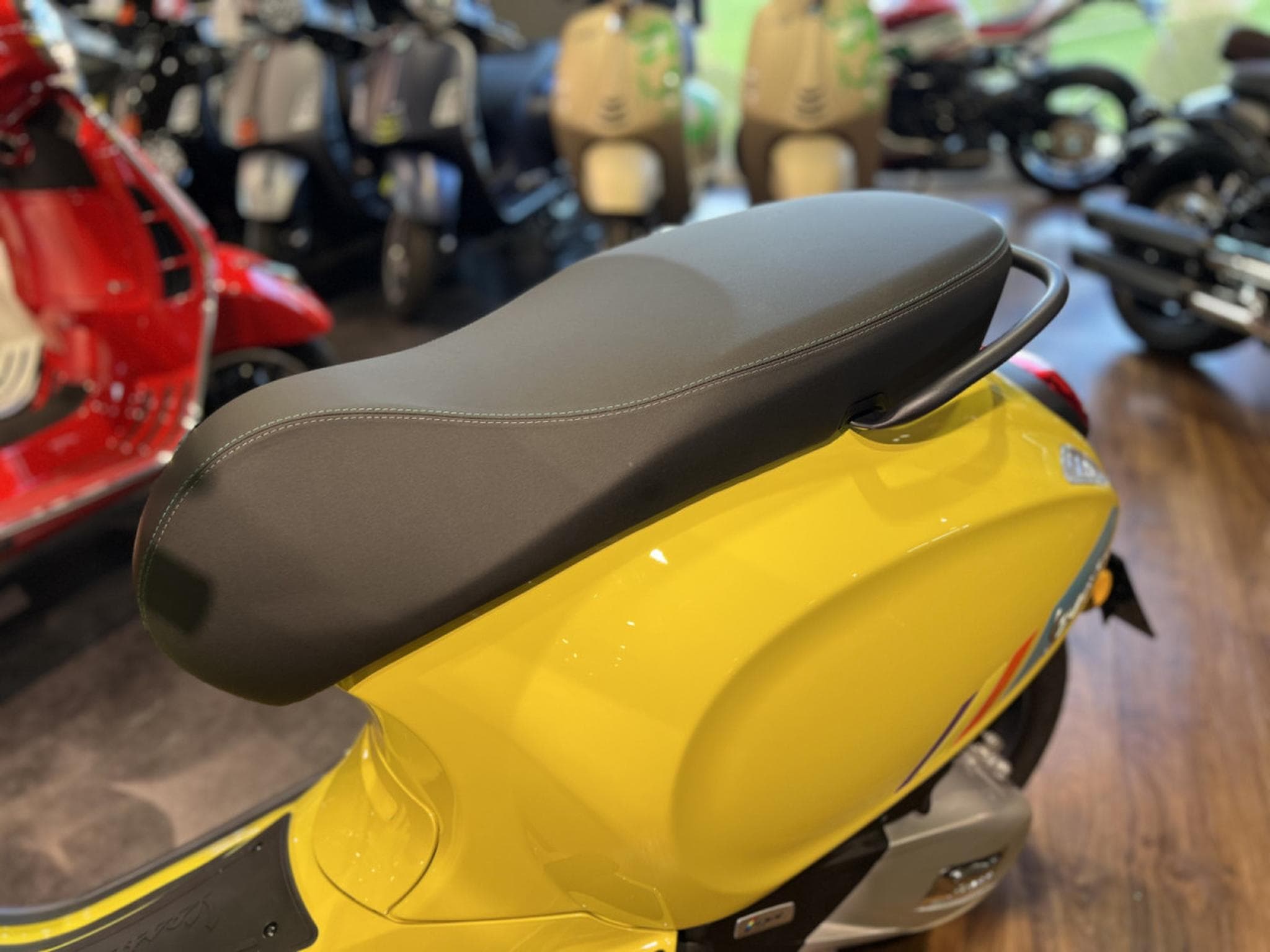 Vespa Primavera S Jaune (2026) - Photo 5