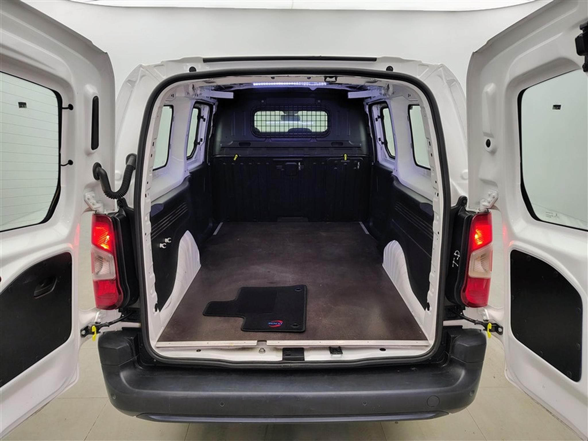 Citroen Berlingo 1.5 BlueHDi XL Heavy Control 3PL (2021) - Photo 13
