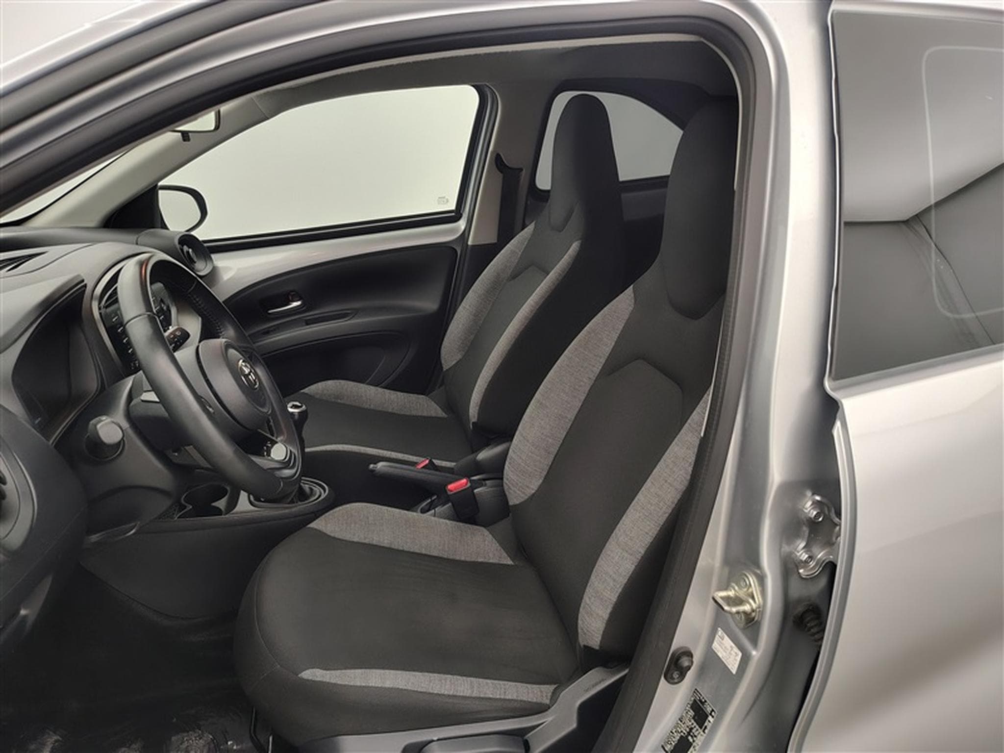 Toyota Aygo 1.0i VVT-i X pulse (2023) - Photo 7