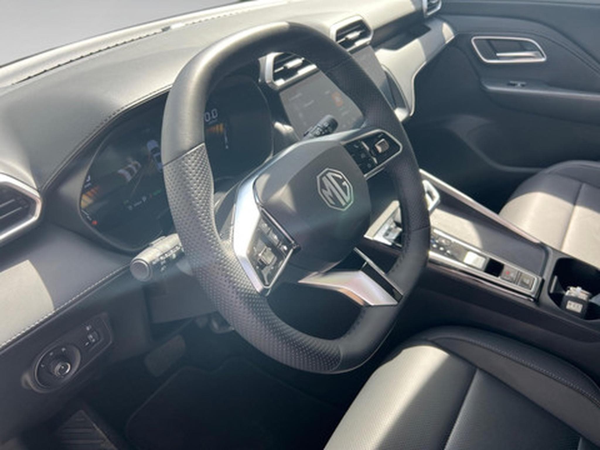 MG ZS Hybrid+ Luxury (2025) - Photo 13