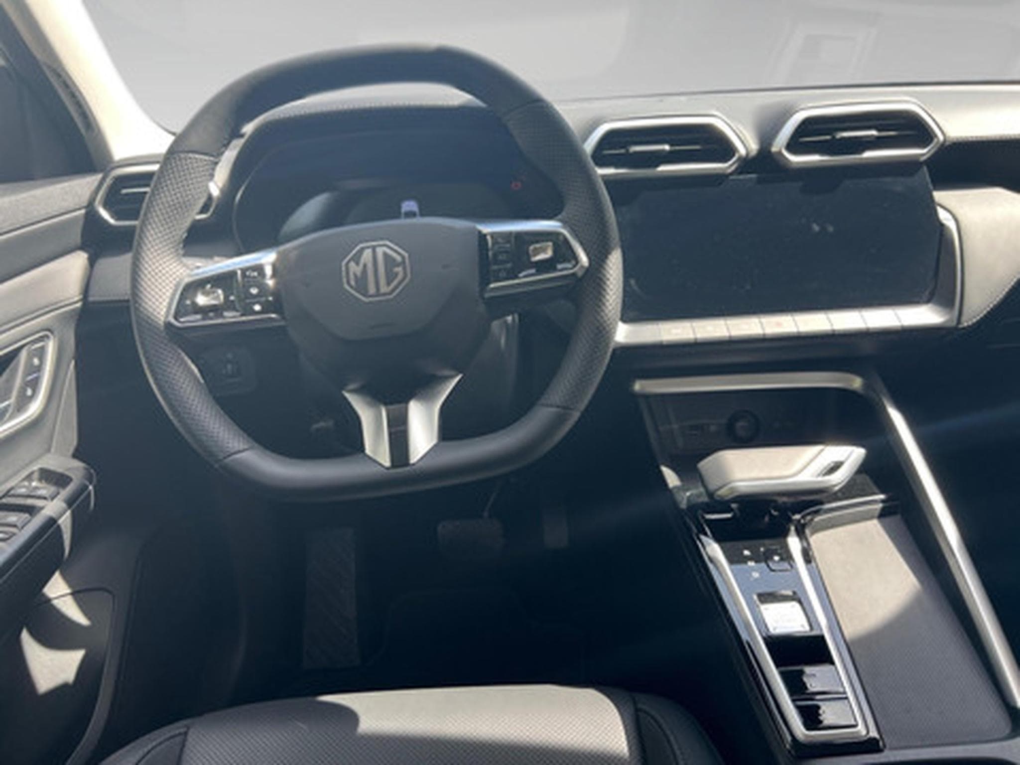 MG ZS Hybrid+ Luxury (2025) - Photo 16
