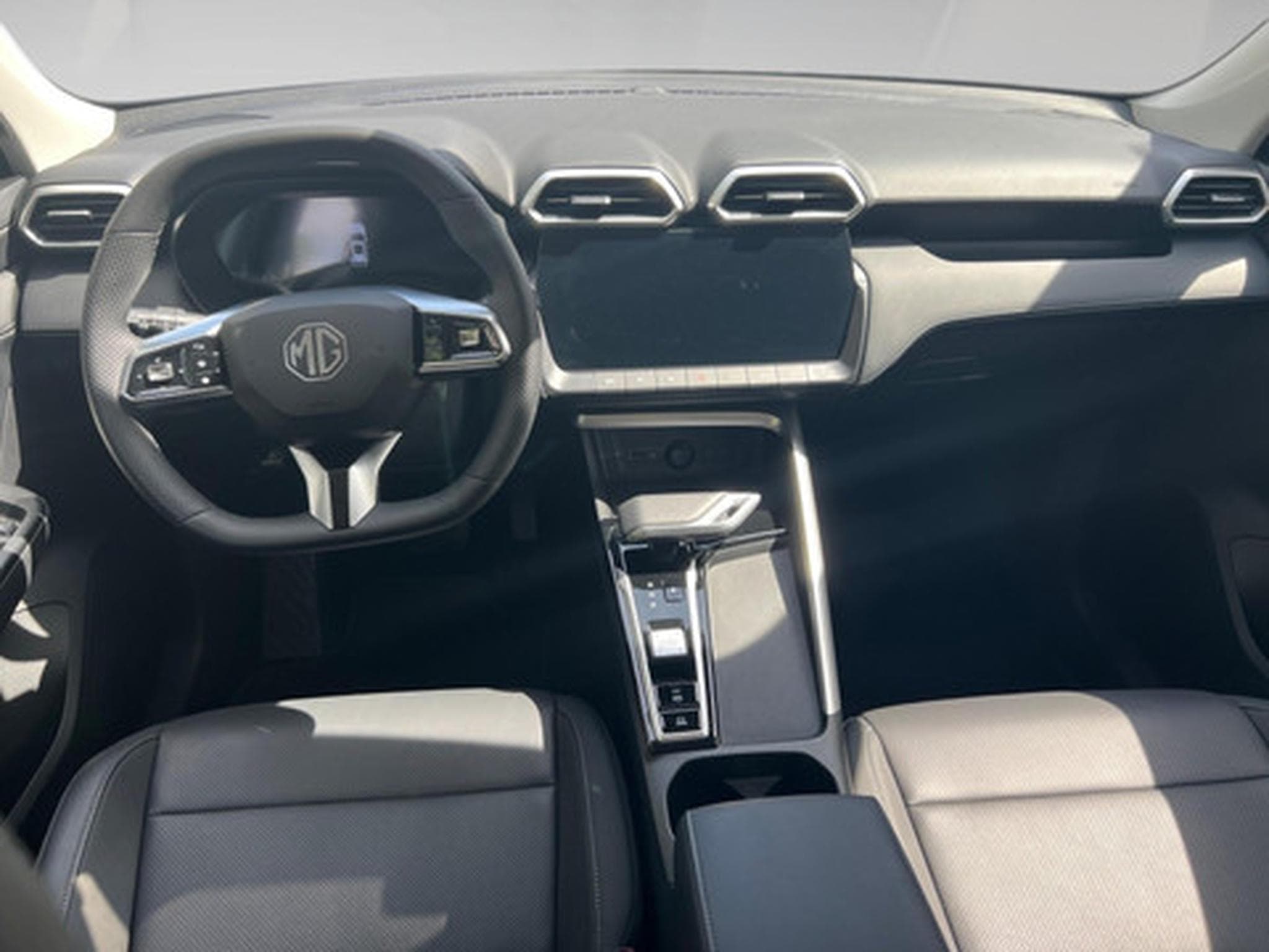 MG ZS Hybrid+ Luxury (2025) - Photo 6