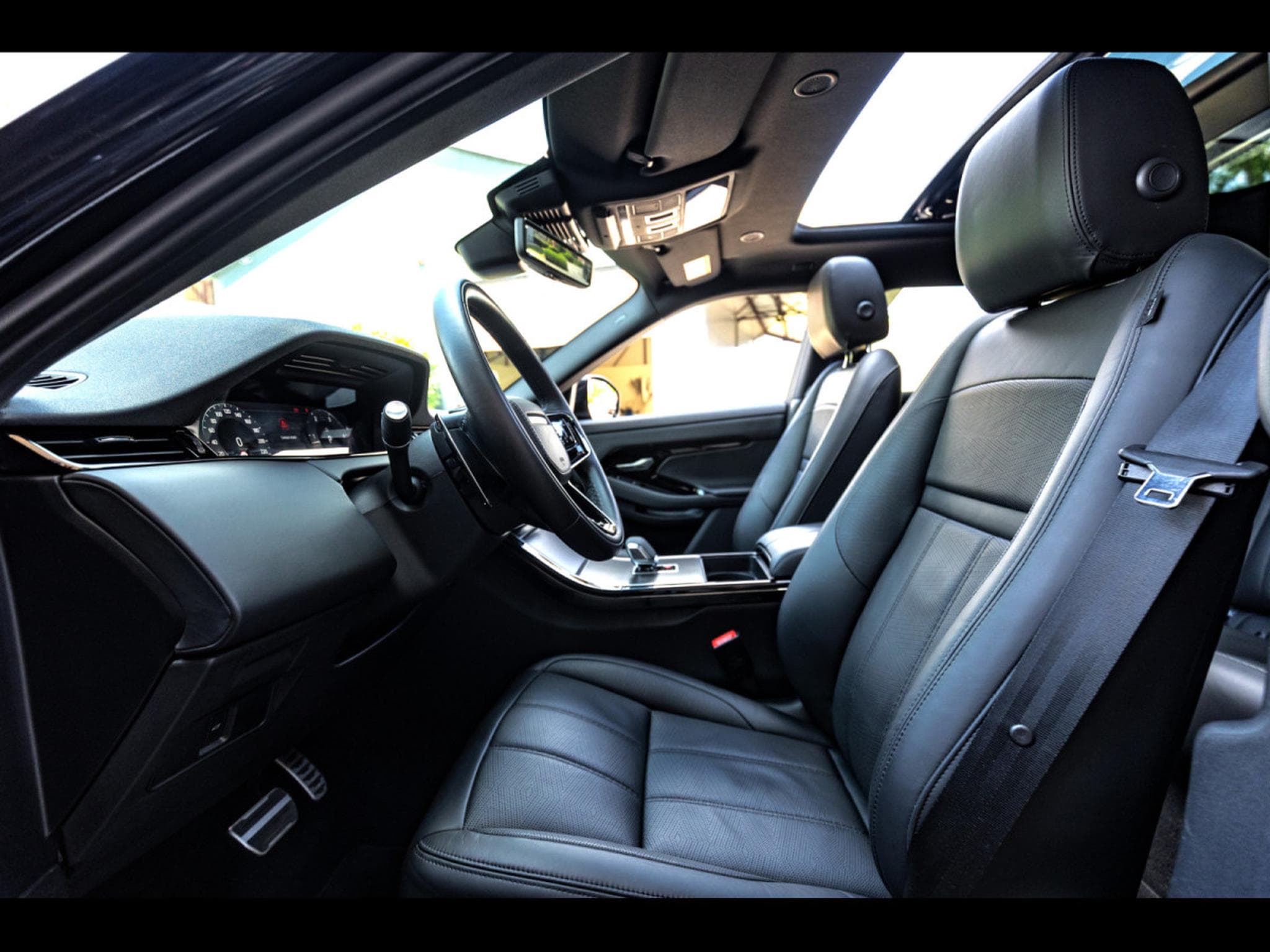 Land-Rover Range Rover Evoque D200 MHEV HSE AWD – PACK BLACK (2024) - Photo 11