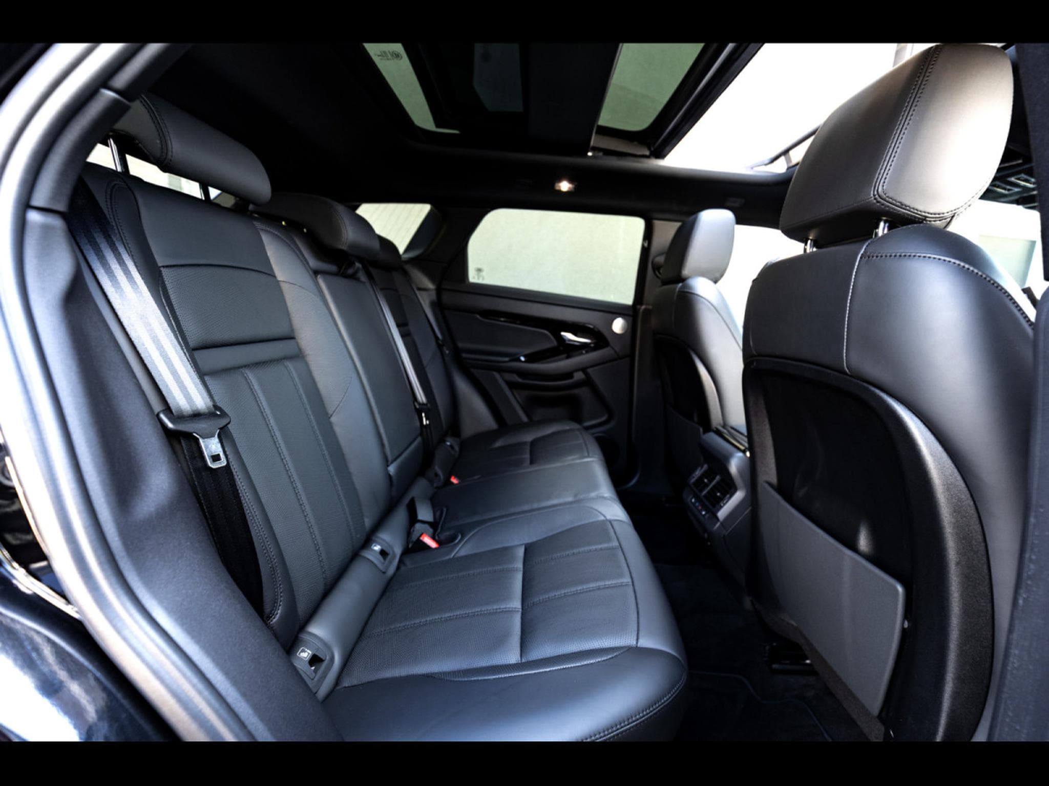 Land-Rover Range Rover Evoque D200 MHEV HSE AWD – PACK BLACK (2024) - Photo 21