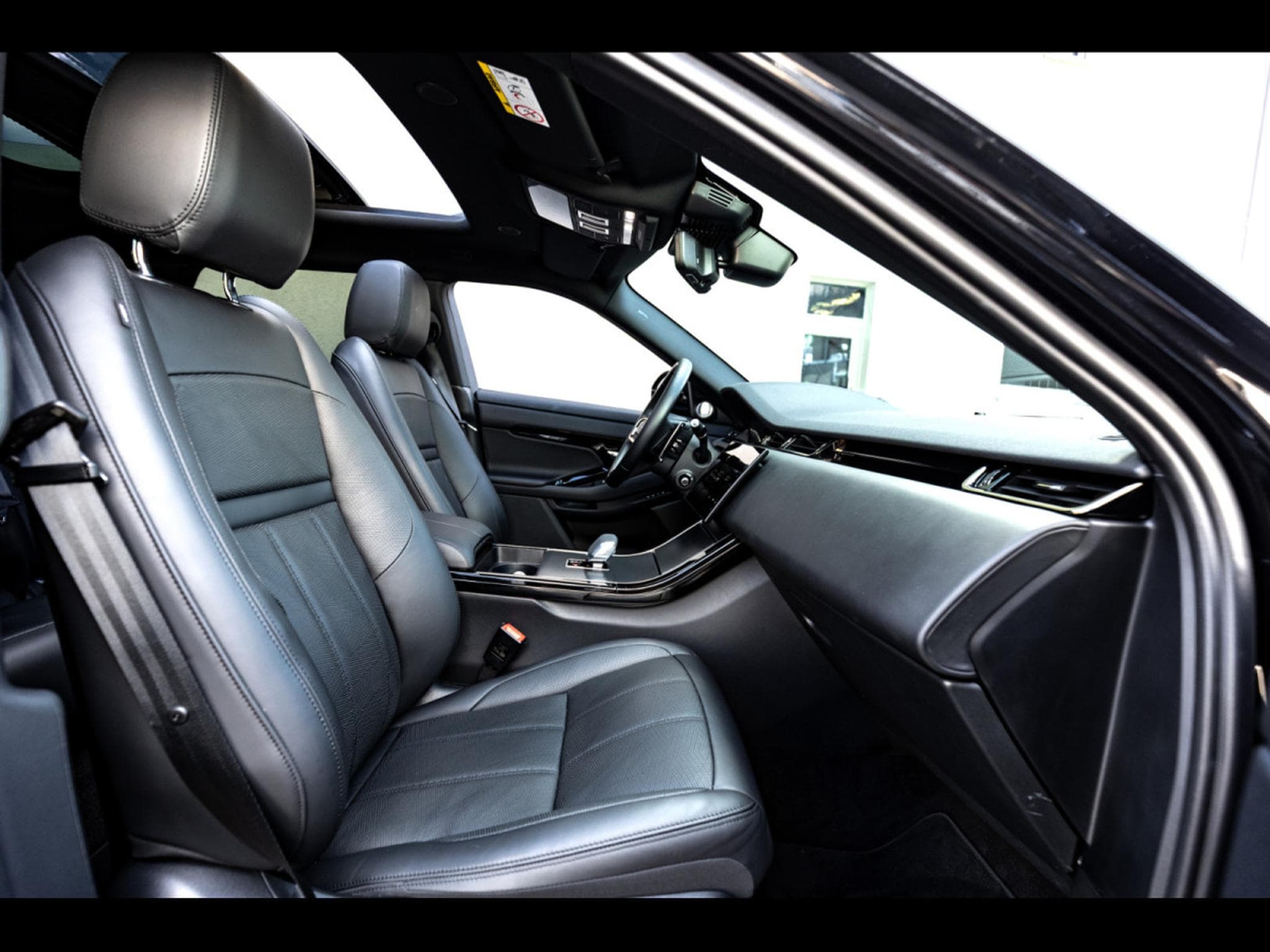 Land-Rover Range Rover Evoque D200 MHEV HSE AWD – PACK BLACK (2024) - Photo 22