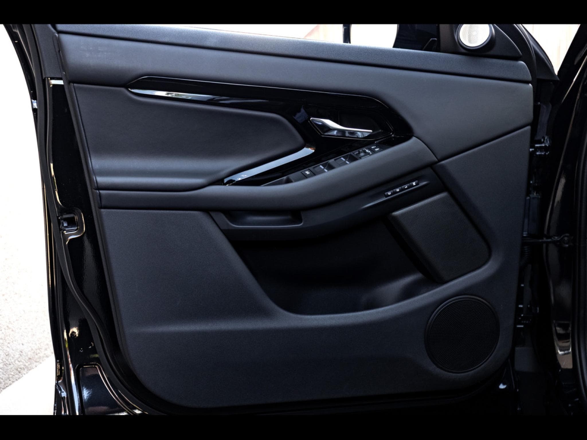 Land-Rover Range Rover Evoque D200 MHEV HSE AWD – PACK BLACK (2024) - Photo 8