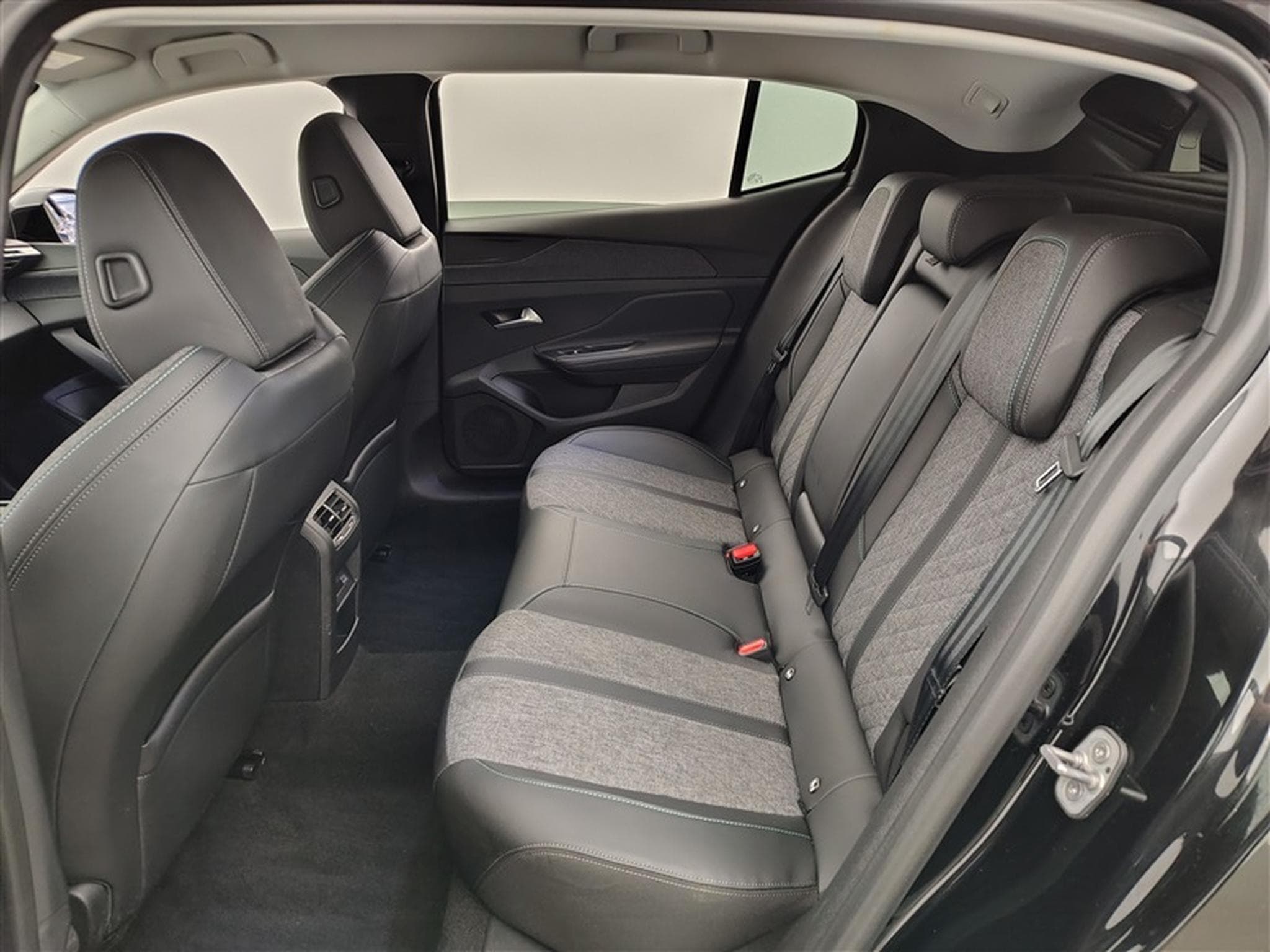 Peugeot 408 1.2 Hybrid 136cv e-DCS6 Allure NAVI / FULL LED / CAMERA 360 (2024) - Photo 12