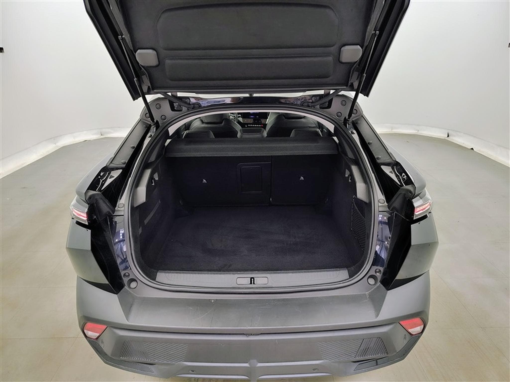 Peugeot 408 1.2 Hybrid 136cv e-DCS6 Allure NAVI / FULL LED / CAMERA 360 (2024) - Photo 13