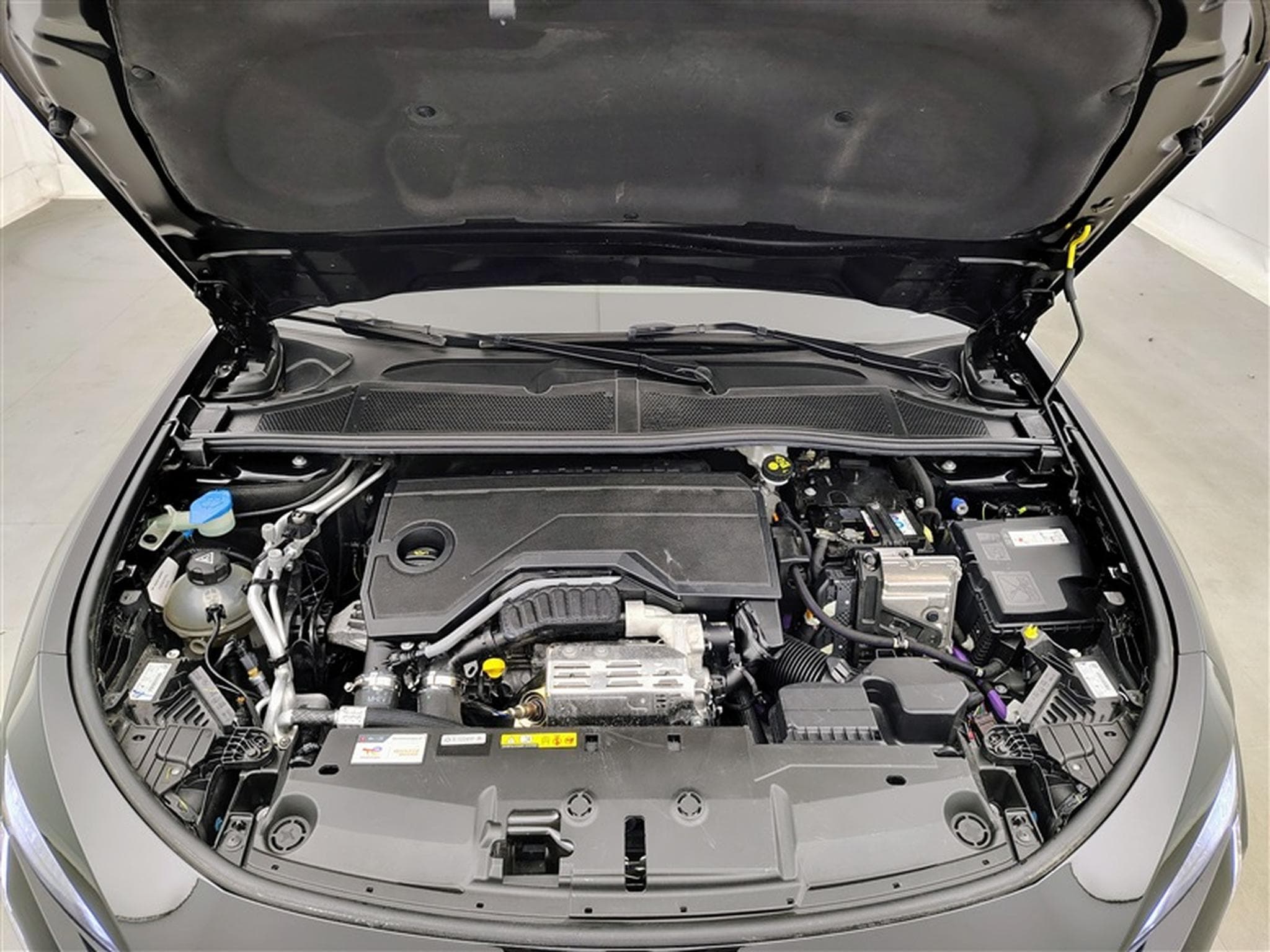 Peugeot 408 1.2 Hybrid 136cv e-DCS6 Allure NAVI / FULL LED / CAMERA 360 (2024) - Photo 18